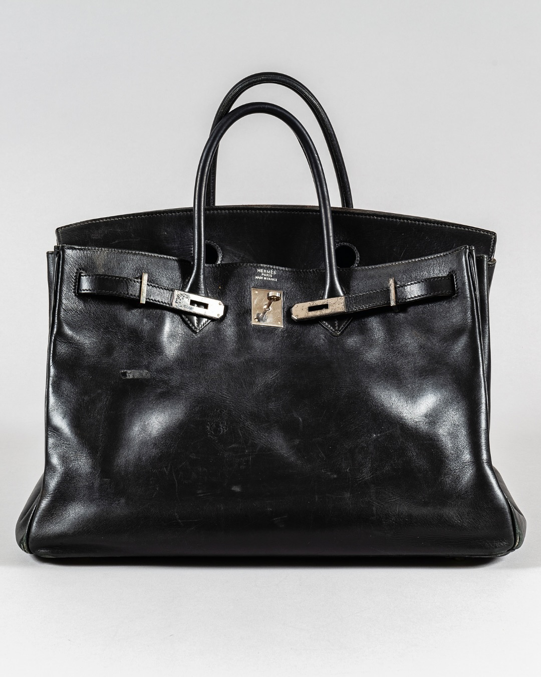 حققت النسخة الأولى من حقيبة بيركن رقمًا قياسيًا في مزاد "سوذبيز"