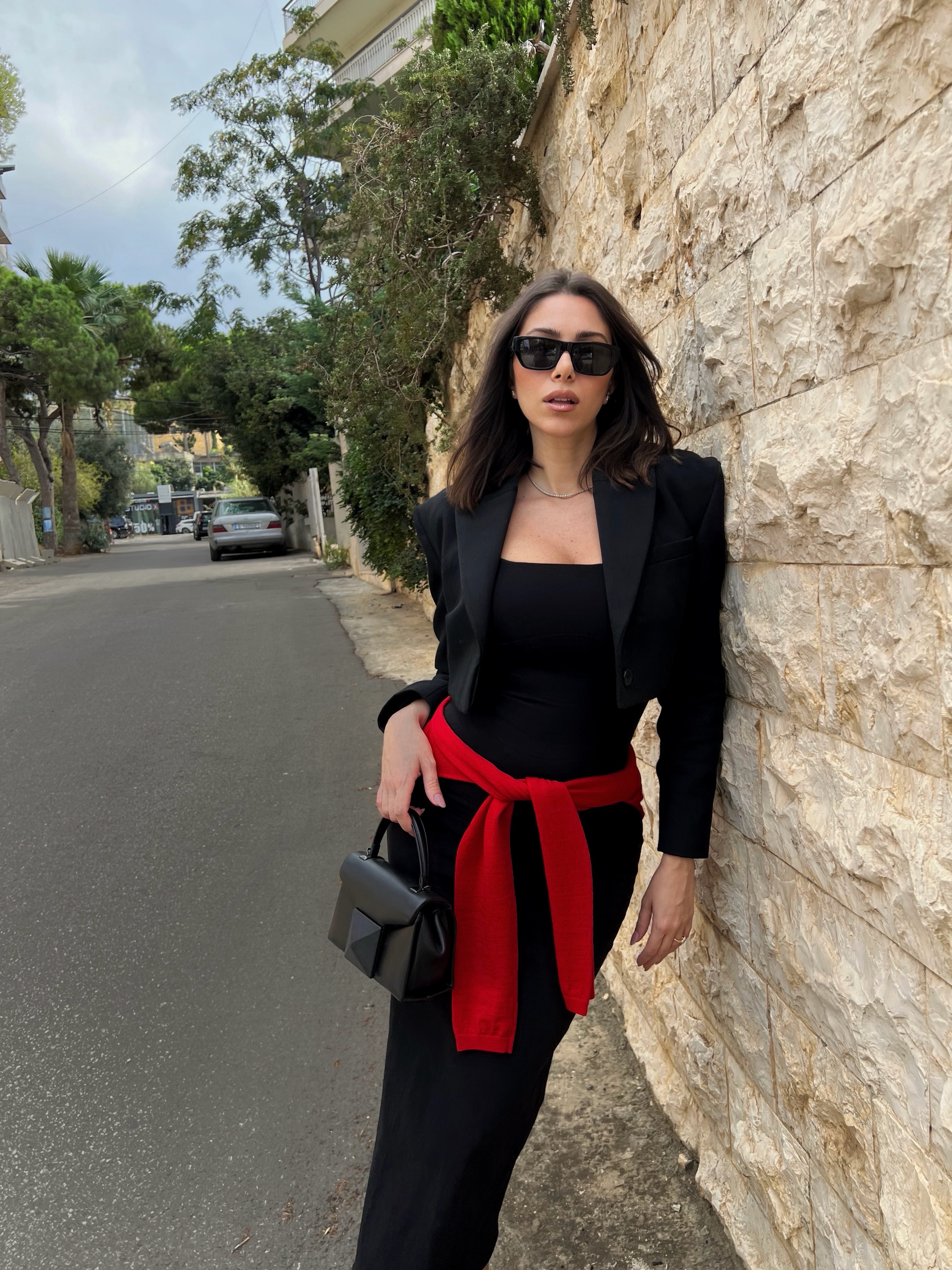 الفستان الأسود الماكسي مع لمسة اللون الأحمر 