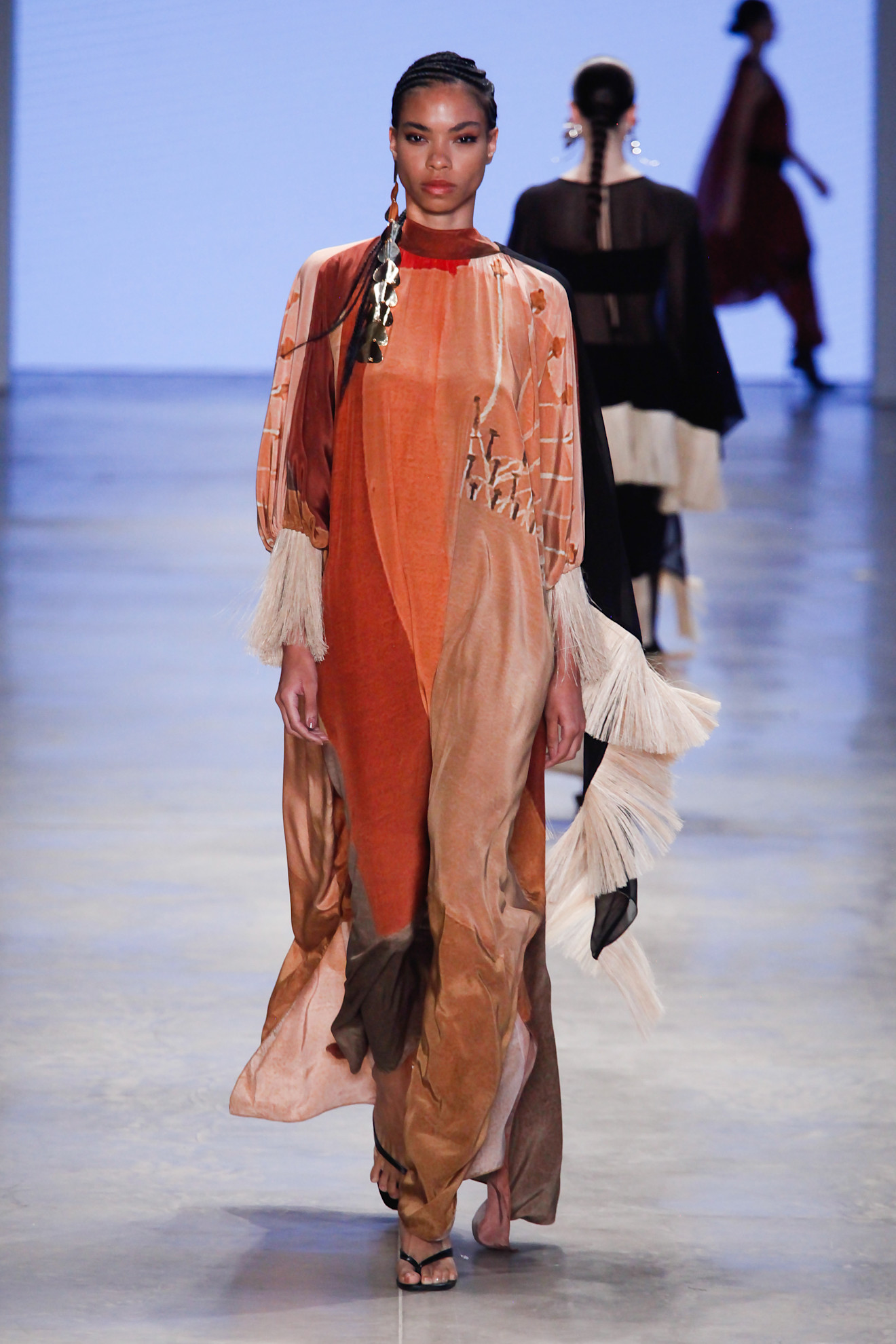 موضة الفساتين الطويلة والمزخرفة