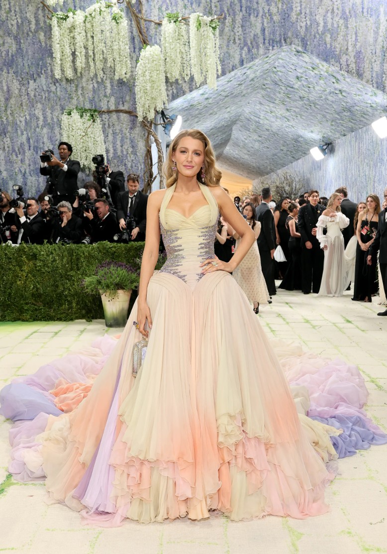 Blake Lively‏ بفستان من ‏Versace