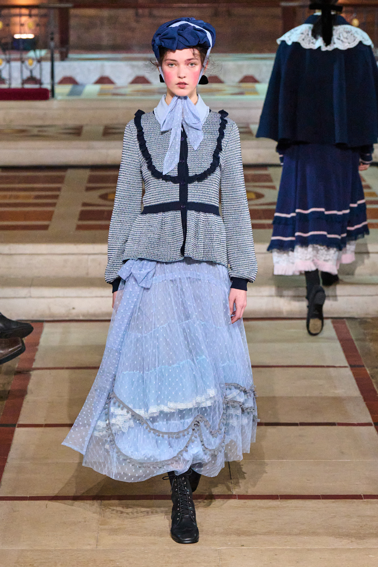 الدُمية من بورا أكسو