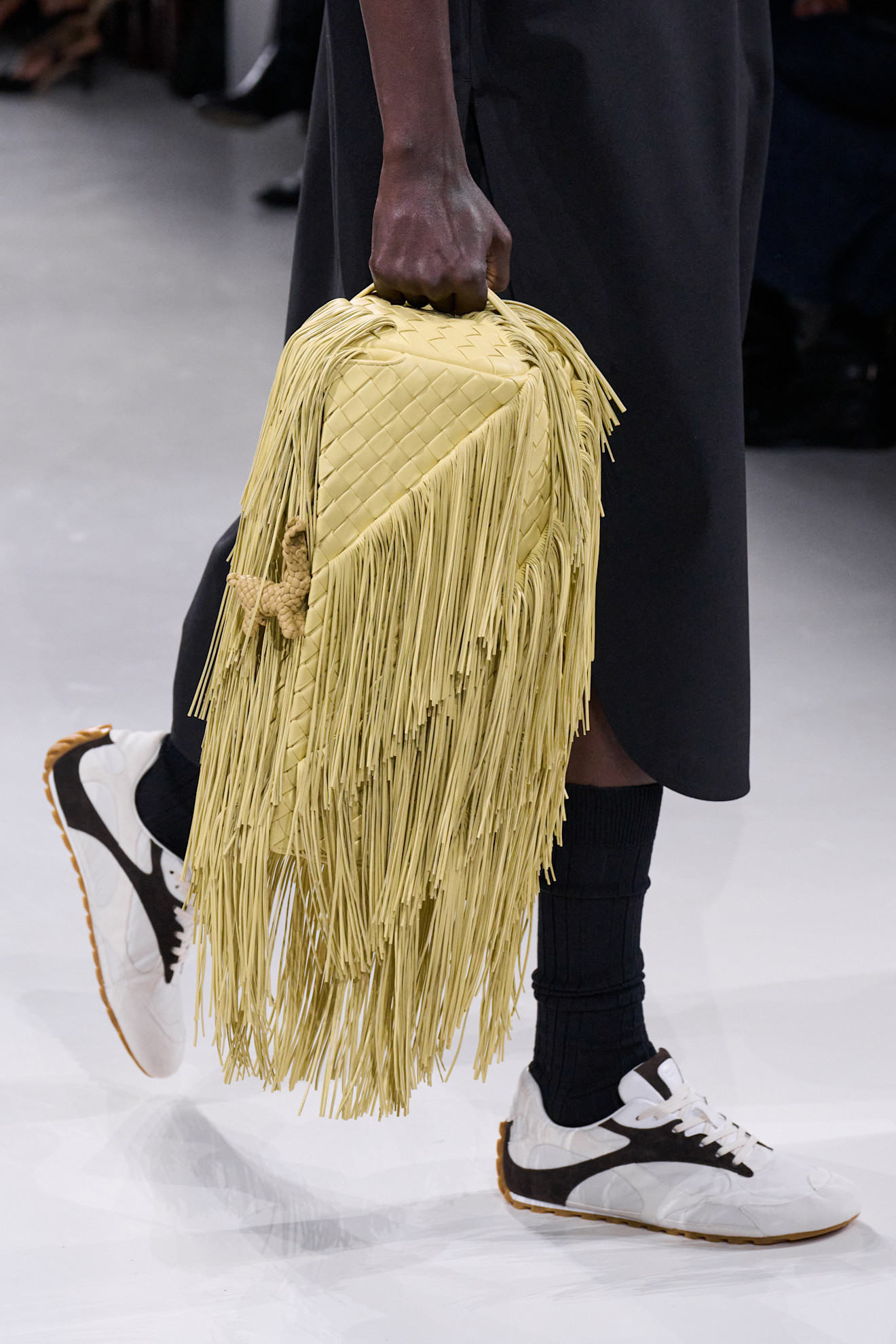 Bottega Veneta حقيبة شراشيب مميزة لإطلالة بوهيمية من