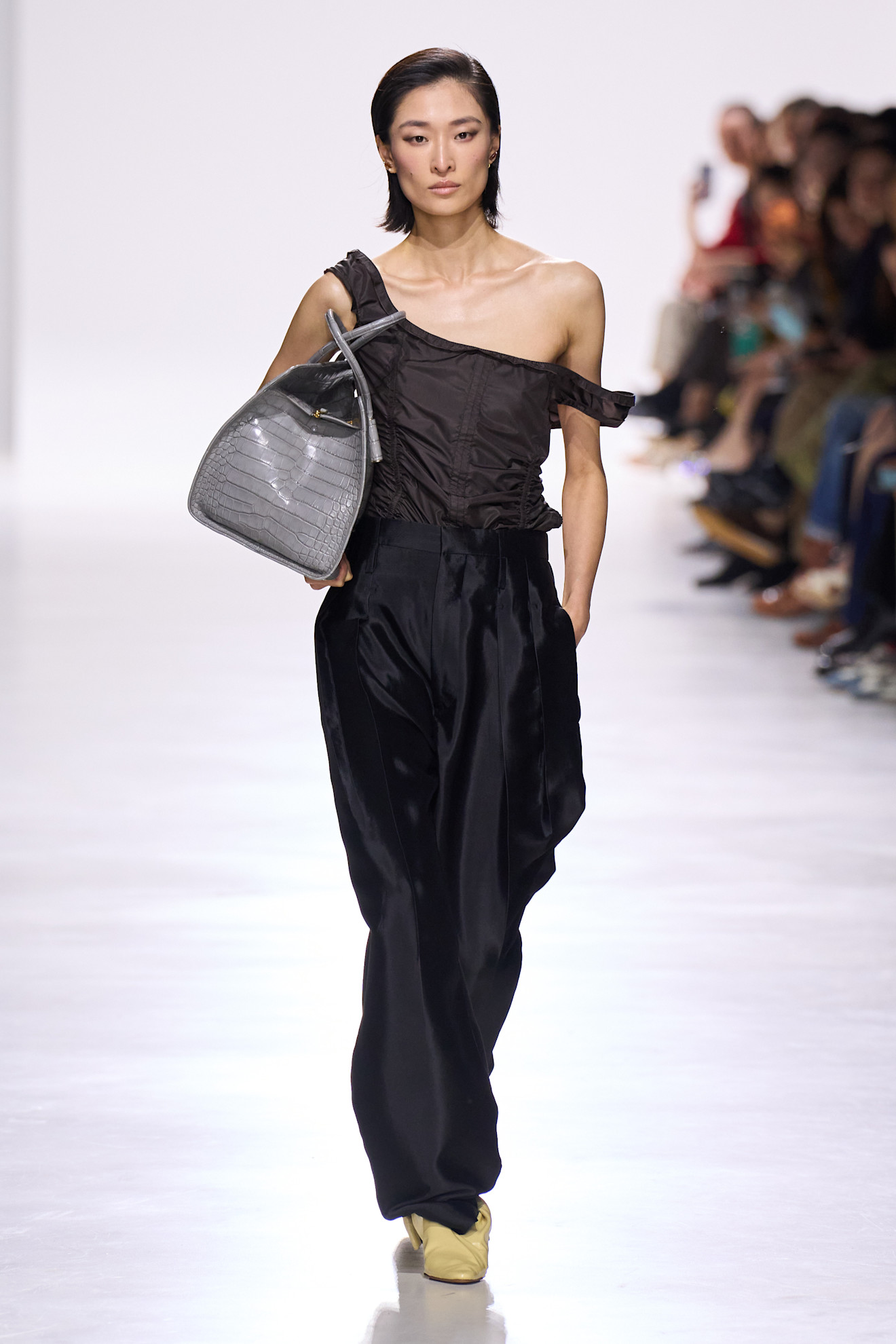 Bottega Veneta صيحة الفساتين المجعدة من تصميم