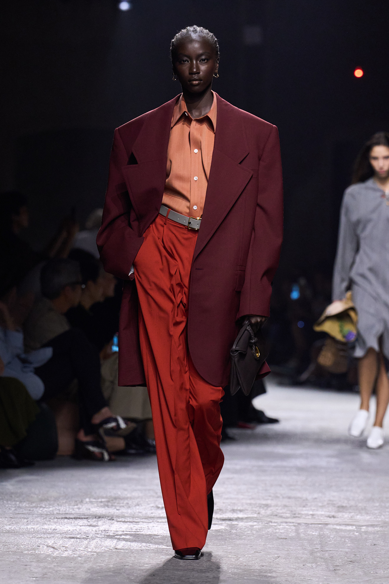 Bottega Veneta مجموعة من الألوان يمكن تنسيقها مع اللون البوردو من