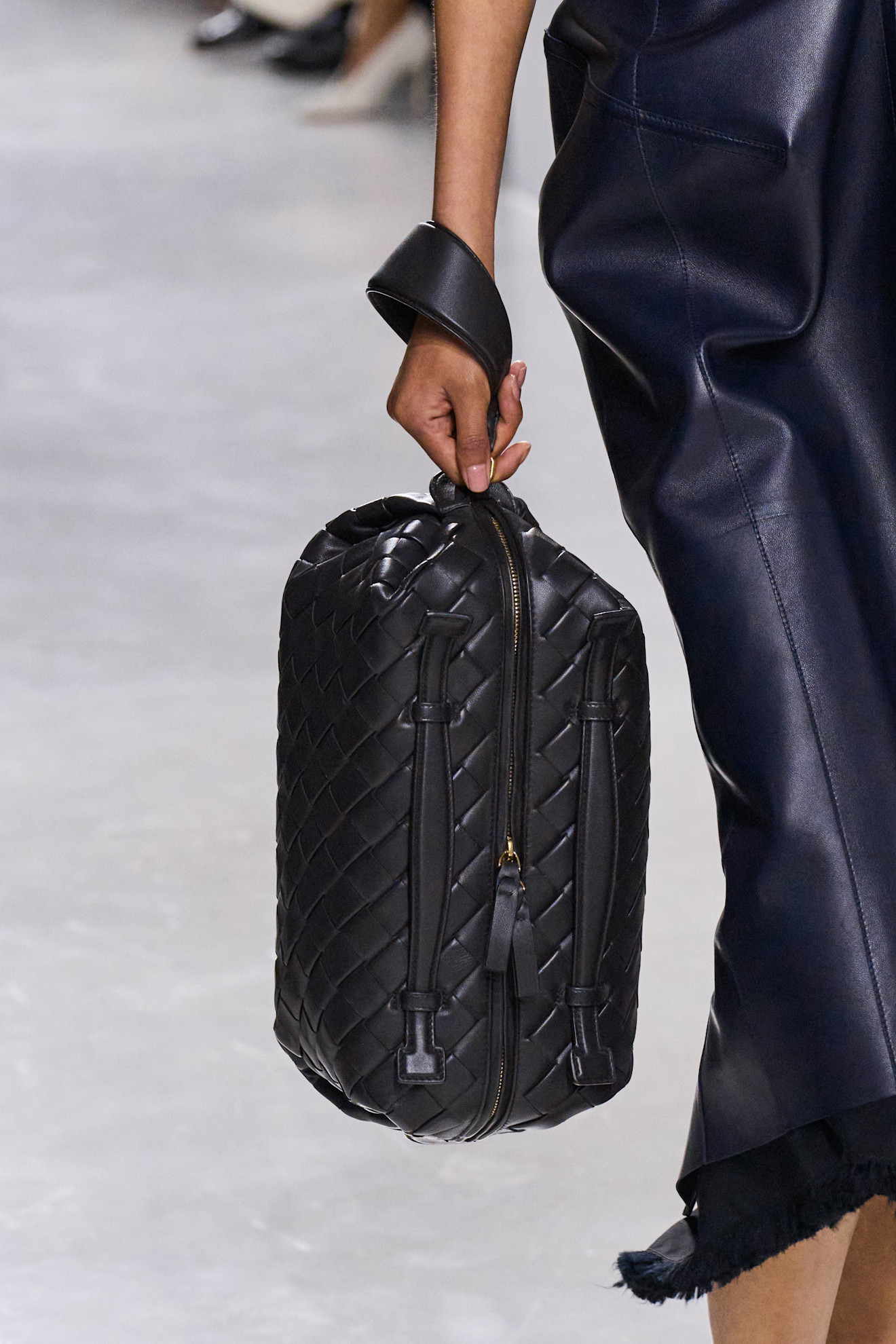 Bottega Veneta مقبض مميز لتصميم حقيبة التجميل من