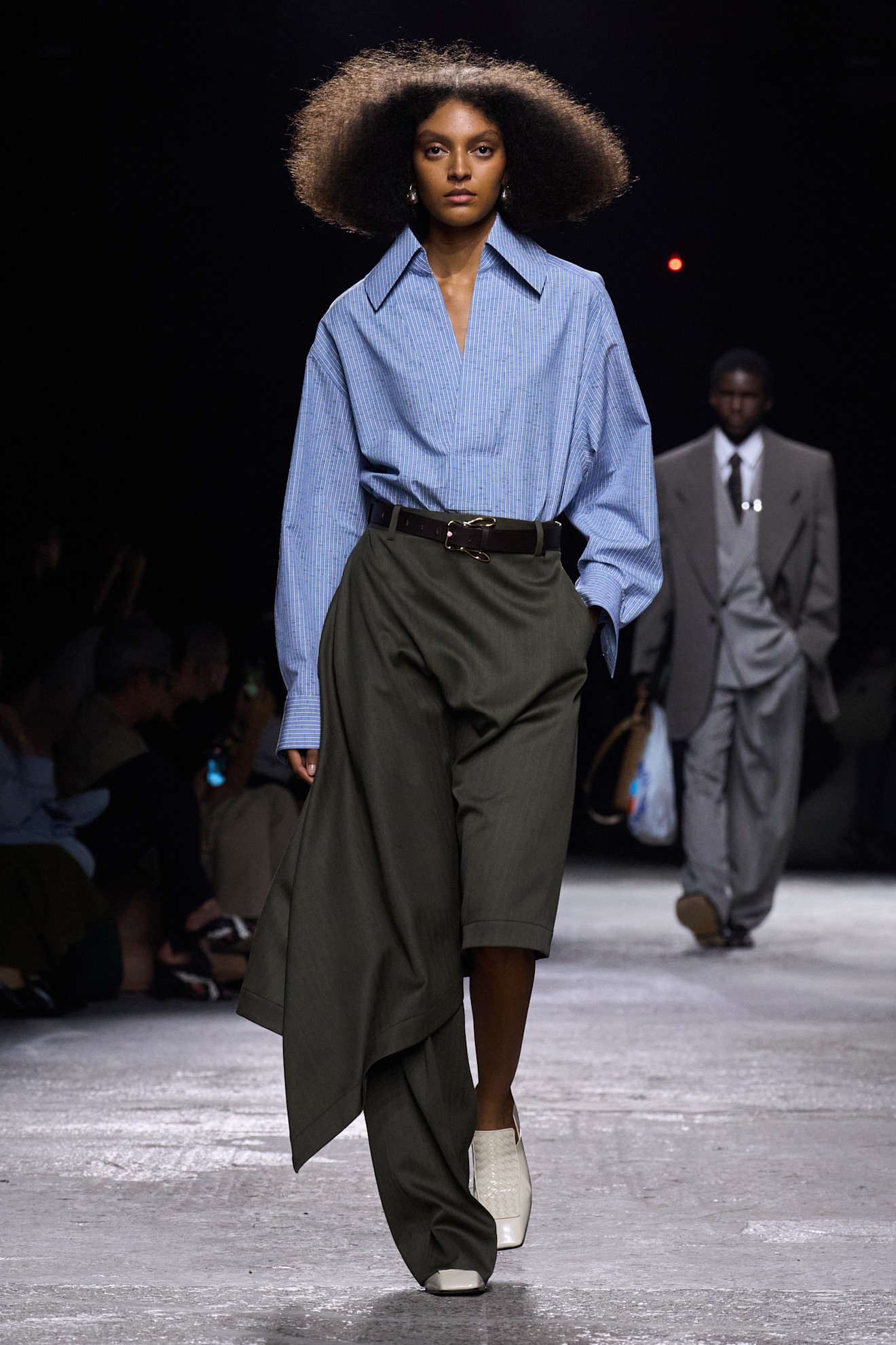 القميص الواسع بتنسيقات عصرية بأسلوب Bottega Veneta