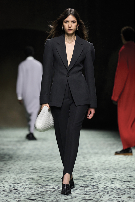 "بوتيغا فينيتا" BOTTEGA VENETA