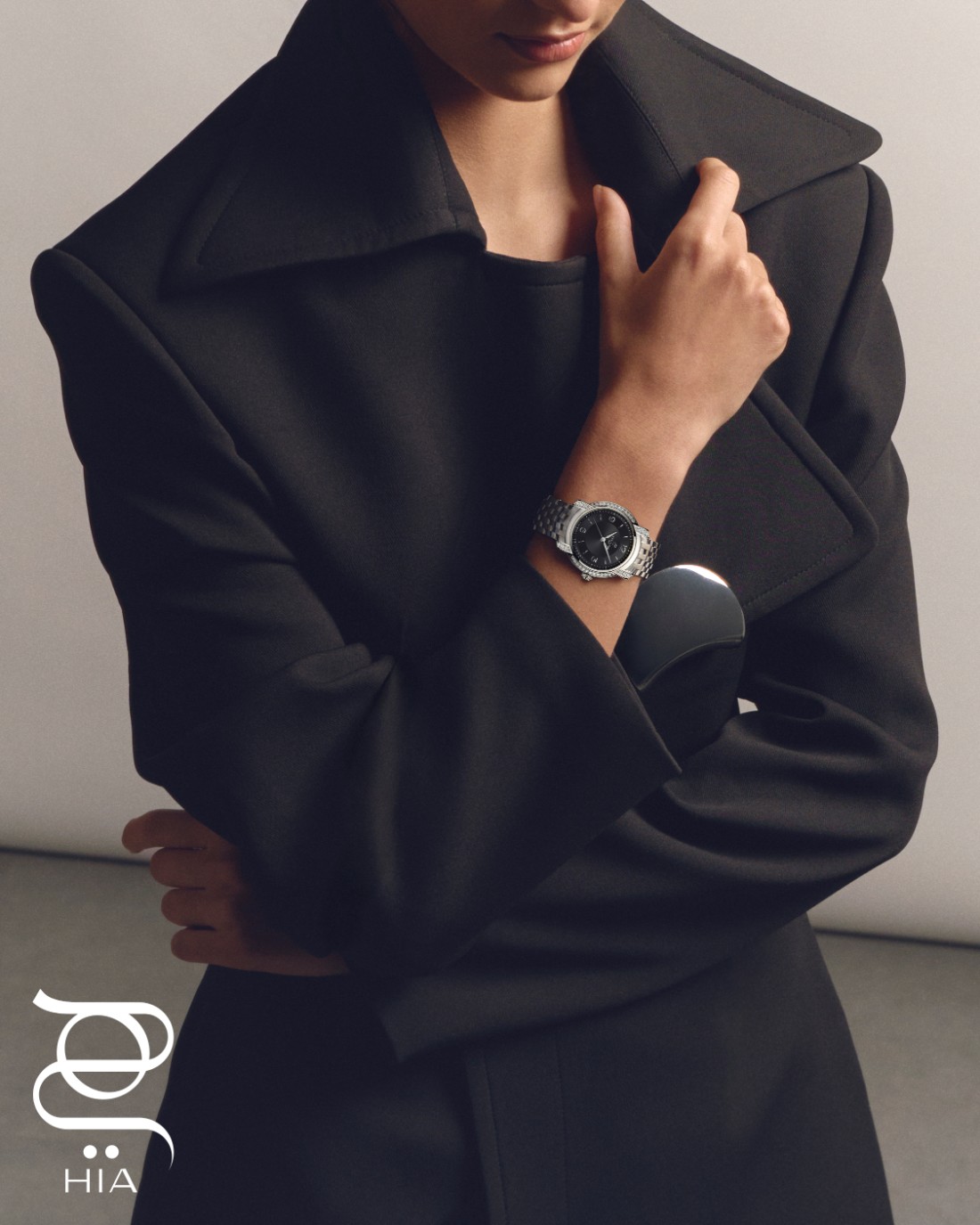 ساعة Lady Premier SuperQuartz 32 من الفولاذ المقاوم للصدأ، وعلبة قطرها 32 مم، بميناء من عرق اللؤلؤ من "بريتلينغ" Breitling فستان من "تشاتس باي سي.دام" CHATS by C.Dam