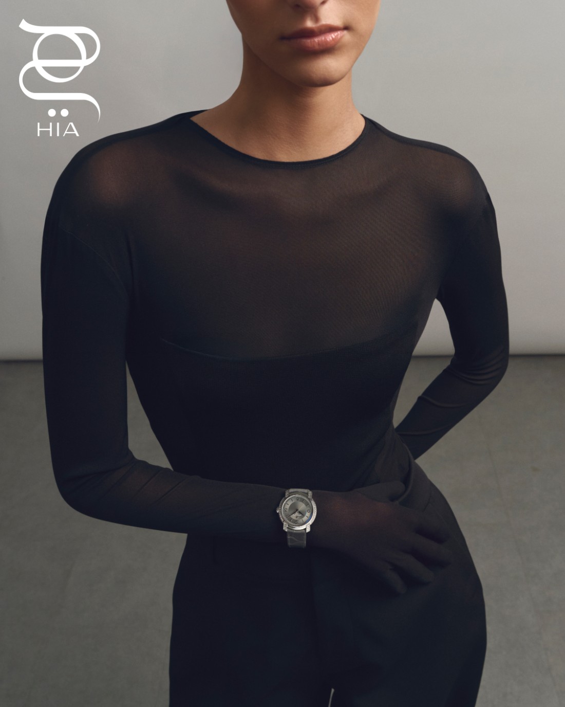 ساعة Lady Premier AUTOMATIC 36 ذاتية التعبئة بعلبة من الفولاذ المقاوم للصدأ، قطرها 36 مم، إطارها مرصع بالماس المستحدث في المختبر من "بريتلينغ" Breitling، سترة من "فندي" Fendi ساعة Lady Premier AUTOMATIC 36 ذاتية التعبئة بعلبة من الفولاذ المقاوم للصدأ، قطرها 36 مم، إطارها مرصع بالماس المستحدث في المختبر من "بريتلينغ" Breitling فستان من "تشاتس باي سي.دام" CHATS by C.Dam