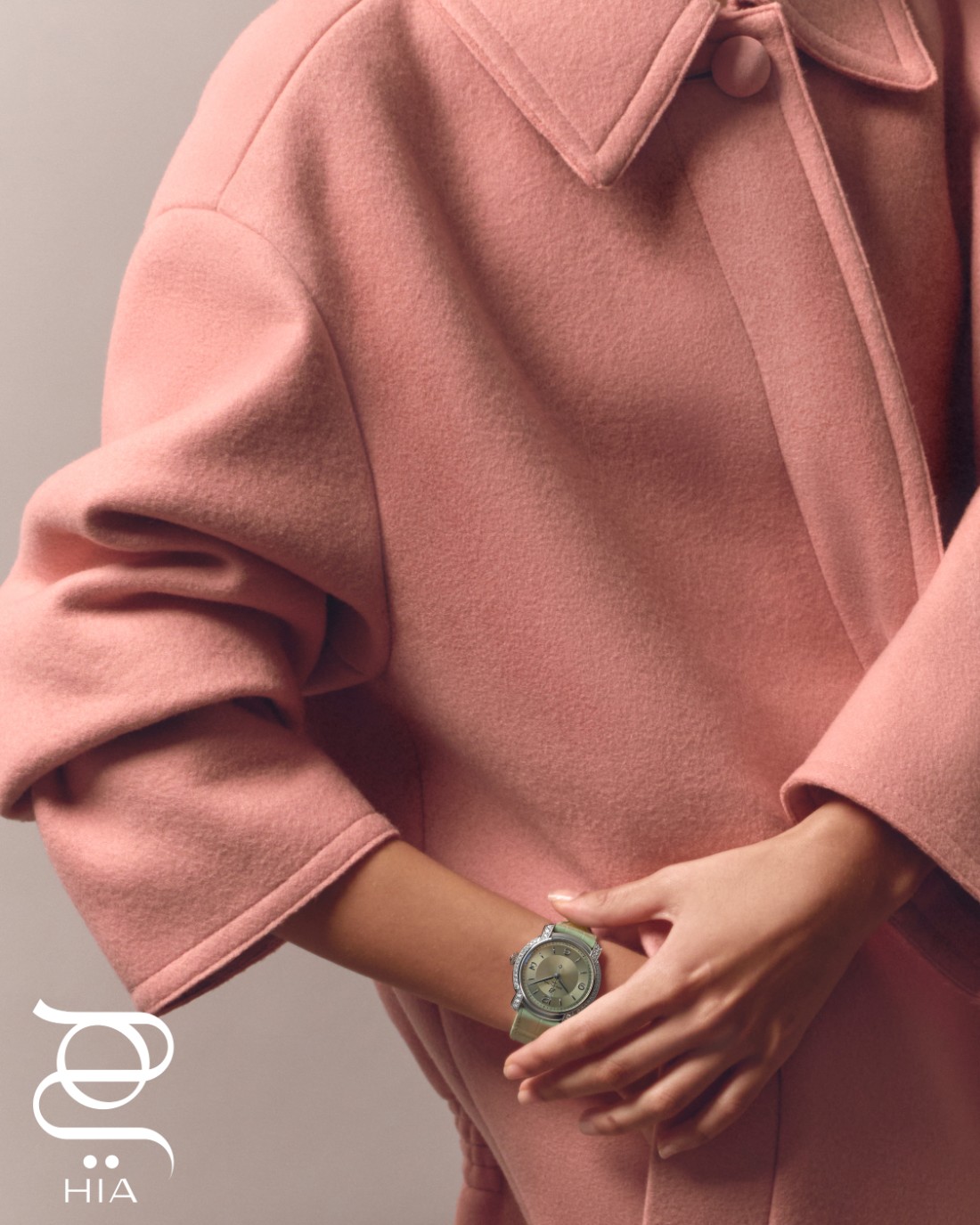 ساعة Lady Premier AUTOMATIC 36 ذاتية التعبئة بعلبة من الفولاذ المقاوم للصدأ، قطرها 36 مم، إطارها مرصع بالماس المستحدث في المختبر من "بريتلينغ" Breitling، سترة من "فندي" Fendi