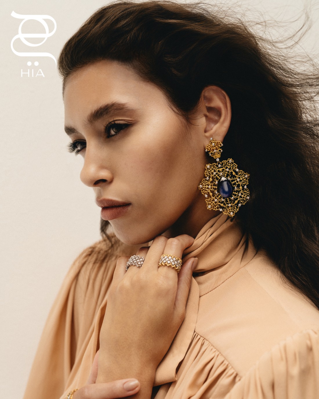 من مجموعة BOMBI: خاتم ETERNELLE من الذهب الأبيض والأصفر والماس، وخاتم ETERNELLE من الذهب الأبيض والماس. جميع المجوهرات من "بوتشيللاتي" BUCCELLATI قميص من "كلويه" Chloé لدى HARVEY NICHOLS DUBAI، أقراط أذن COCKTAIL من الذهب الأصفر والأبيض والتنزانيت