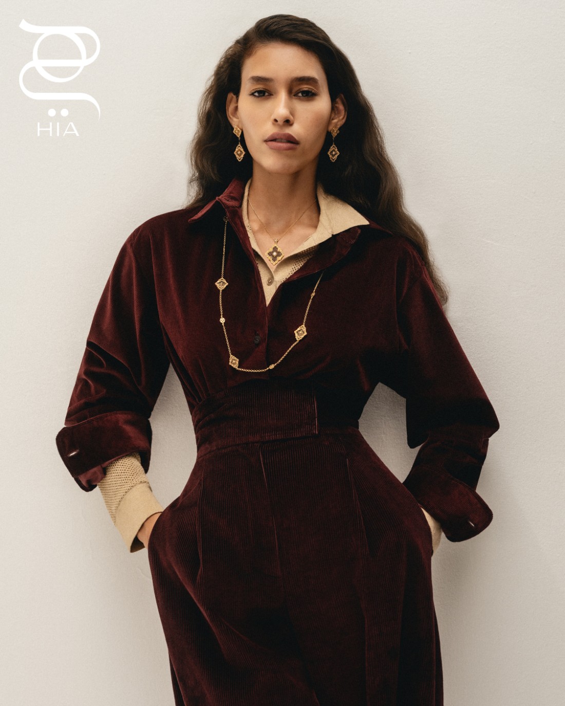 من مجموعة OPERA المزينة بتقنية TULLE التي تمنح الذهب مظهرا يشبه الدانتيل: أقراط أذن من الذهب الأصفر والعقيق اليماني وماسة مركزية عقد طويل من الذهب الأصفر مع عناصر صغيرة على شكل شعار الدار قلادة بحجم كبير، من الذهب الأصفر والأبيض مع ماسة مركزية جميع المجوهرات من "بوتشيللاتي" BUCCELLATI قميص كريمي من "رالف لورين" RALPH LAUREN قميص وبنطلون من "ماكس مارا" MAXMARA