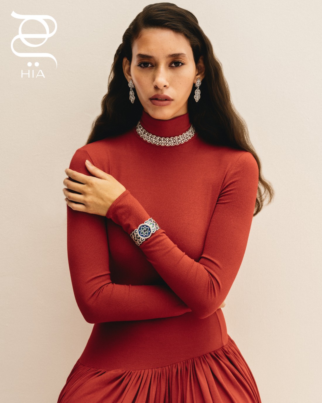 أقراط أذن وعقد ÉTOILÉE من الذهب الأبيض والماس ساعة مجوهرات TULLE من الذهب الأبيض والماس جميع المجوهرات من "بوتشيللاتي" BUCCELLATI فستان من "ماغدا بوتريم" MAGDA BUTRYM