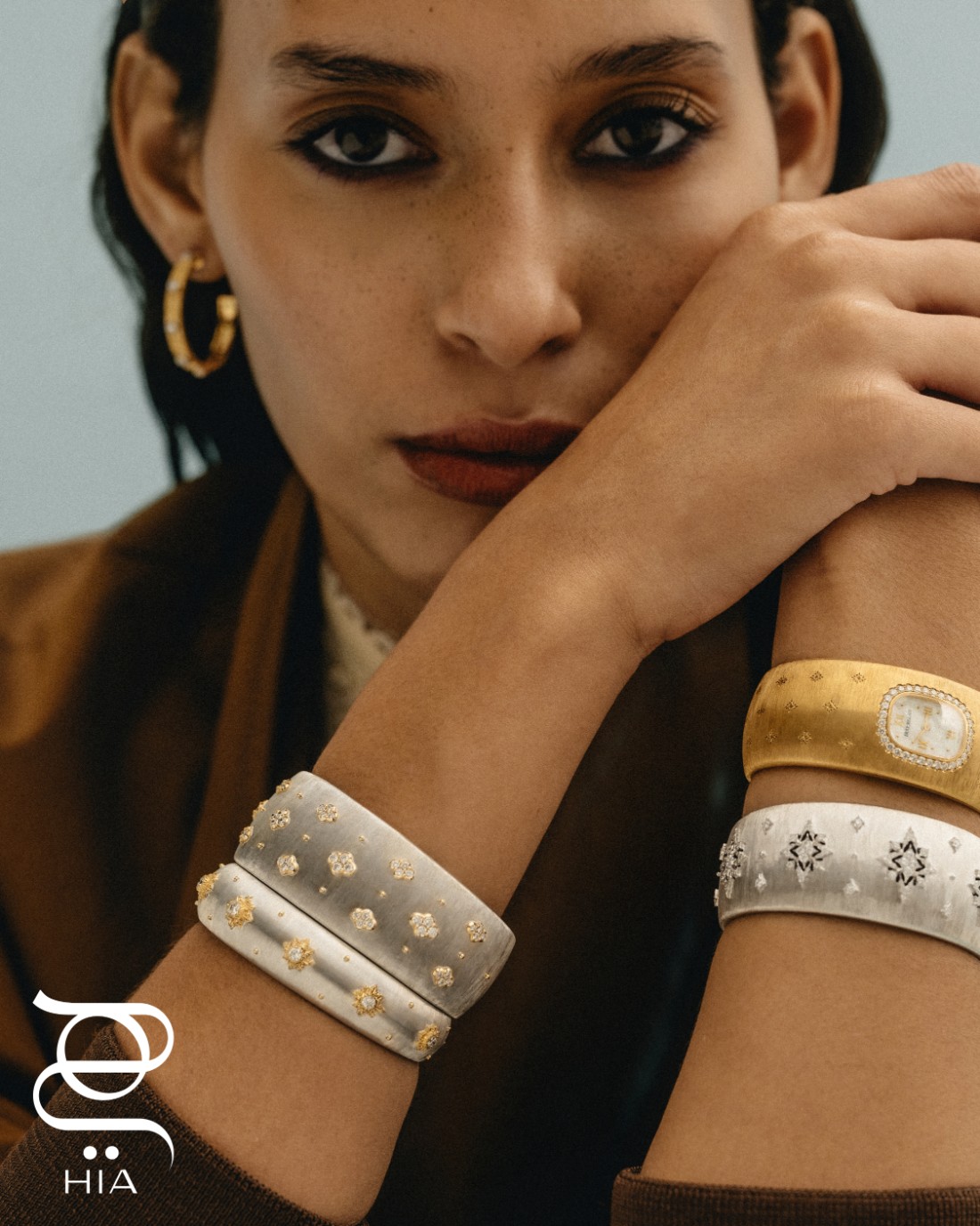 أقراط أذن MACRI CLASSICA من الذهب الأصفر والأبيض والماس من مجموعة MACRI: سوار رفيع وسوار عريض من الذهب الأبيض والأصفر والماس سوار MACRI GIGLIO عريض من الذهب الأبيض والأصفر والماس ساعة MACRI من الذهب الوردي والأبيض والماس جميع المجوهرات من "بوتشيللاتي" BUCCELLATI قميص من "موسكينو" MOSCHINO لدى HARVEY NICHOLS DUBAI