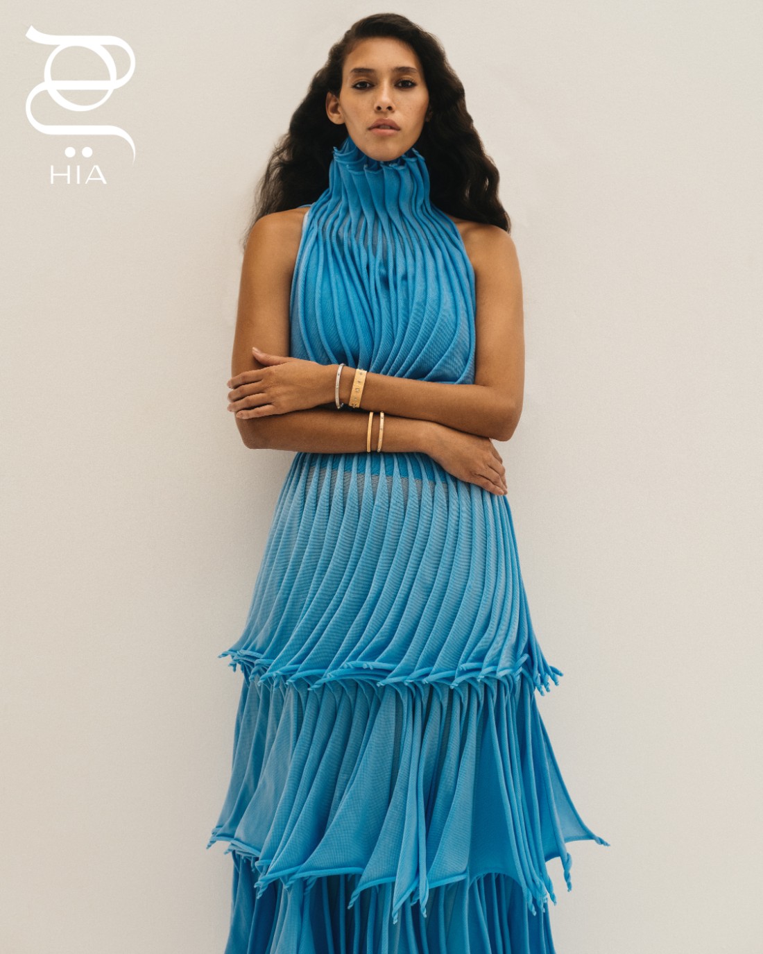 سوار MACRI CLASSICA من الذهب الأصفر والأبيض والماس، مزين بتقنية RIGATO من مجموعة MACRI CLASSICA: سوار من الذهب الأصفر، وسوار من الذهب الأصفر والأبيض والماس، وسوار من الذهب الأبيض المطلي بالروديوم والماس جميع المجوهرات من "بوتشيللاتي" BUCCELLATI قميص وتنورة من "علية" ALAÏA