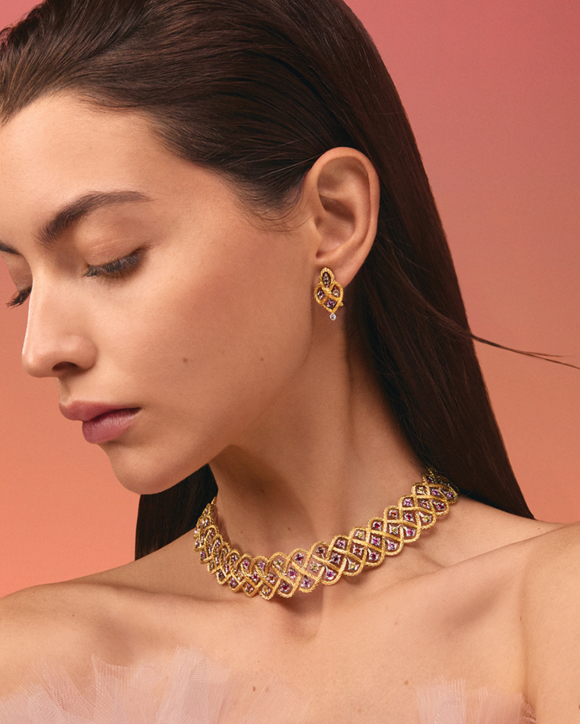 عقد من مجموعة Étoilée Color من الياقوت الوردي، السبيسارتين، والياقوت الأحمر