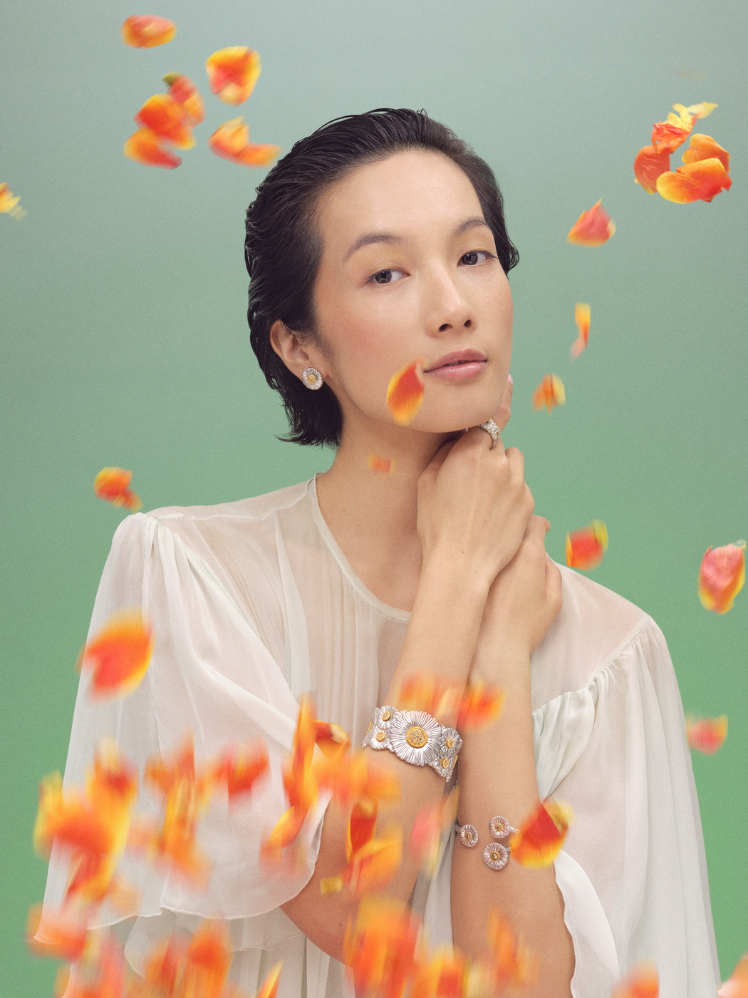 مجوهرات فضّية مستوحاة من الأزهار بتصاميم حيوية وجذابة