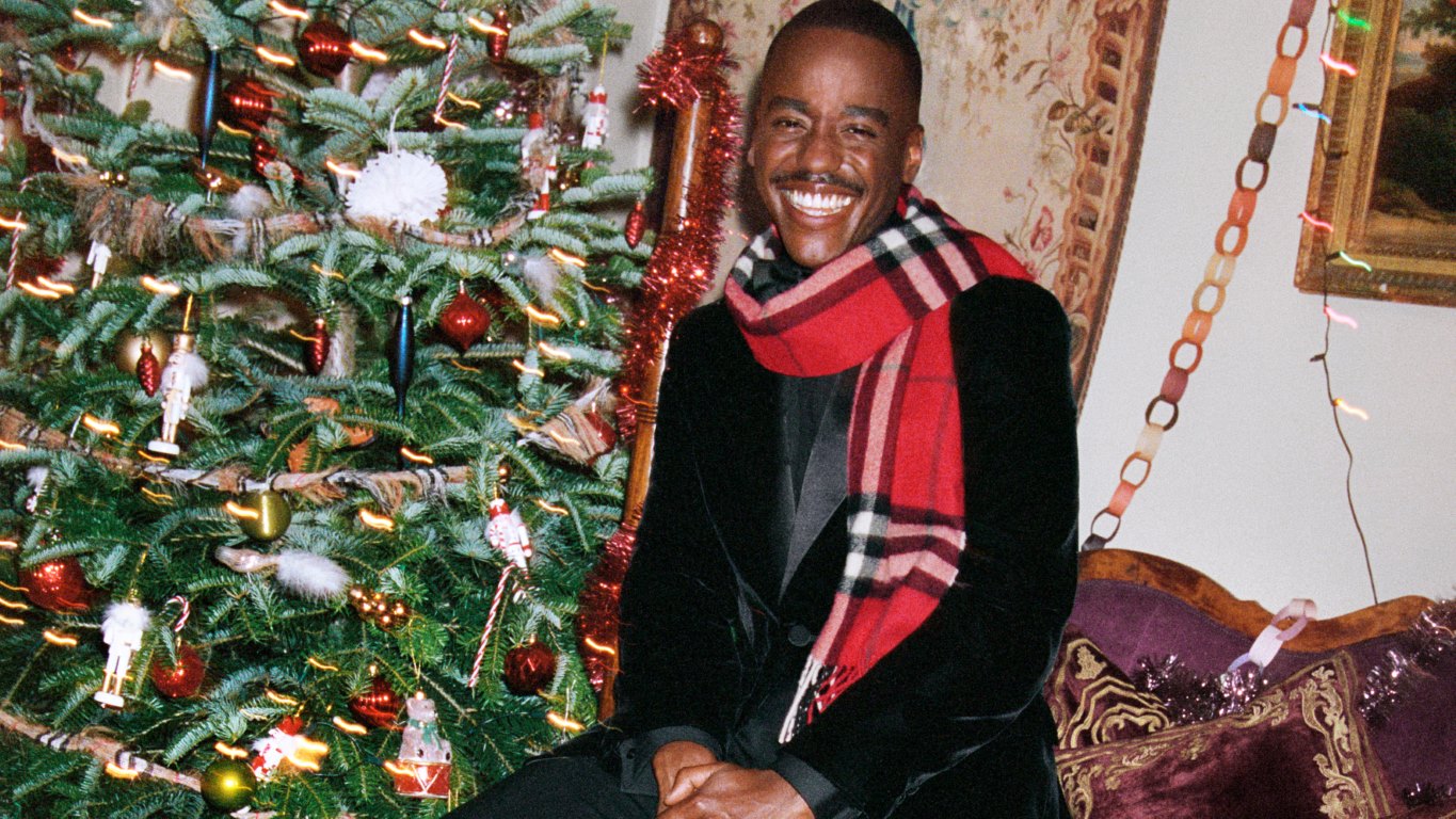 Burberry تطلق حملتها الترويجية لموسم الأعياد بمشاركة النجمة Jennifer Saunders