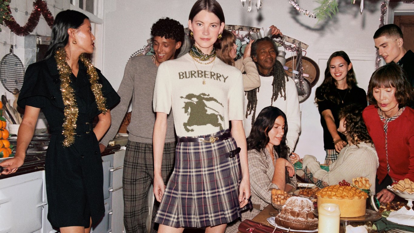 Burberry تطلق حملتها الترويجية لموسم الأعياد بمشاركة النجمة Jennifer Saunders