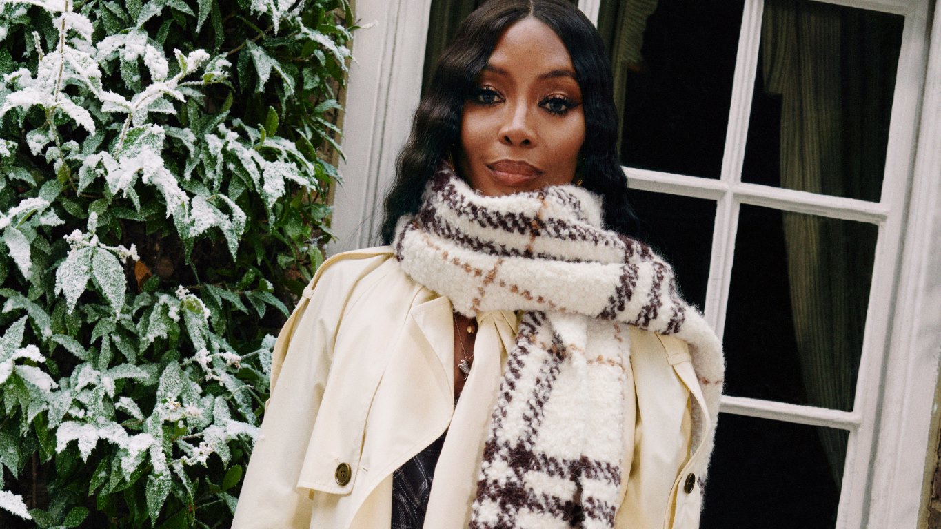 Burberry تطلق حملتها الترويجية لموسم الأعياد بمشاركة النجمة Jennifer Saunders