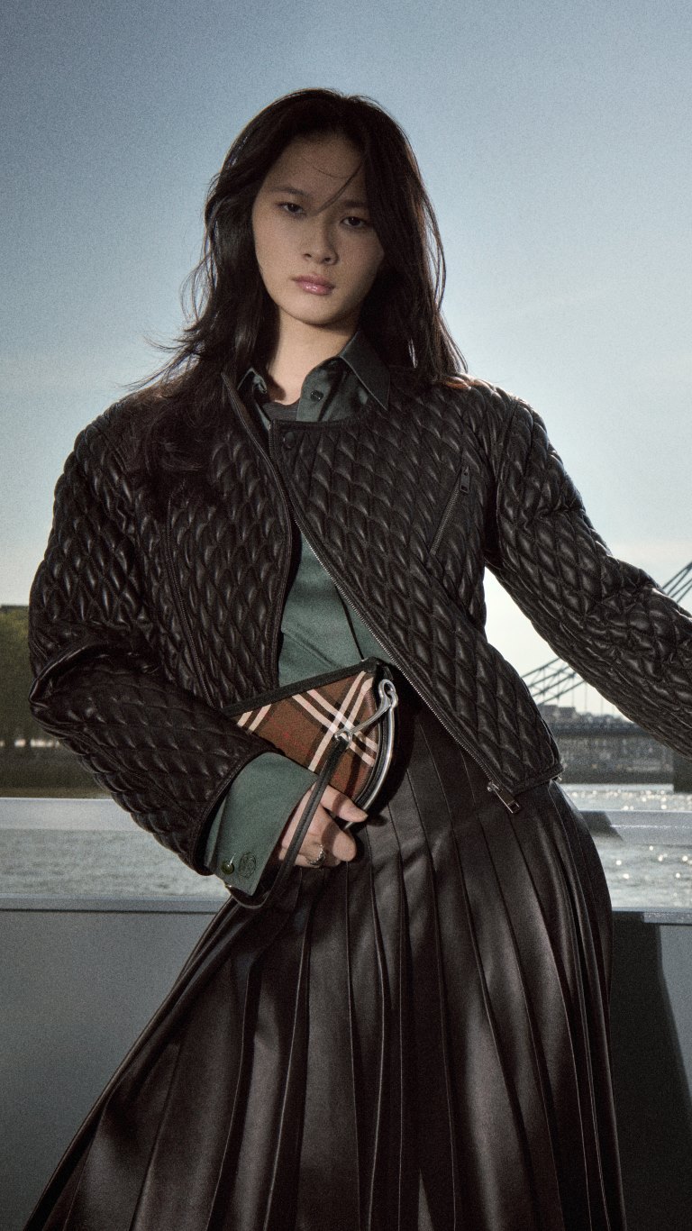 BURBERRY تكشف عن حملتها لموسم شتاء 2026 بمشاركة الفنانة FKA twigs وعارض الأزياء Romeo Beckham