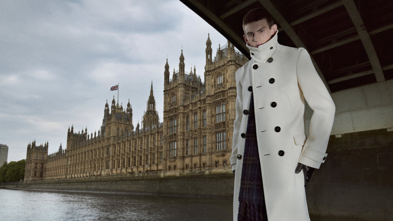 BURBERRY تكشف عن حملتها لموسم شتاء 2026 بمشاركة الفنانة FKA twigs وعارض الأزياء Romeo Beckham