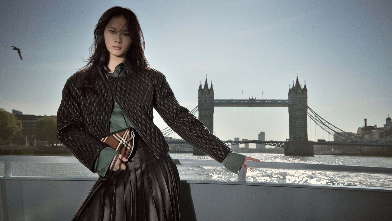 BURBERRY تكشف عن حملتها لموسم شتاء 2026 بمشاركة الفنانة FKA twigs وعارض الأزياء Romeo Beckham