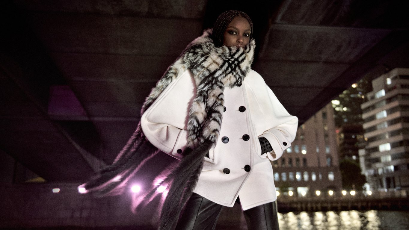BURBERRY تكشف عن حملتها لموسم شتاء 2026 بمشاركة الفنانة FKA twigs وعارض الأزياء Romeo Beckham