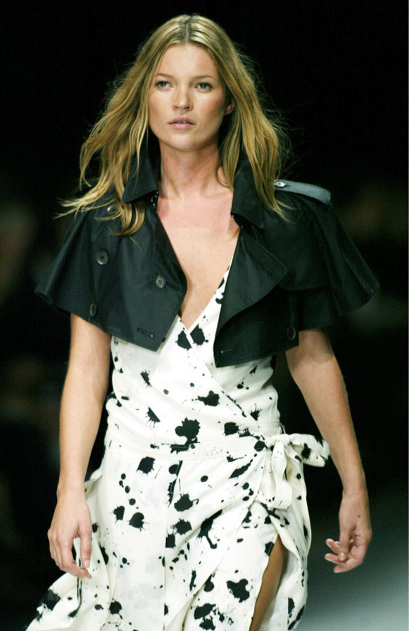 "كيت موس" Kate Moss  في عرض أزياء "بربري" BURBERRY 2003