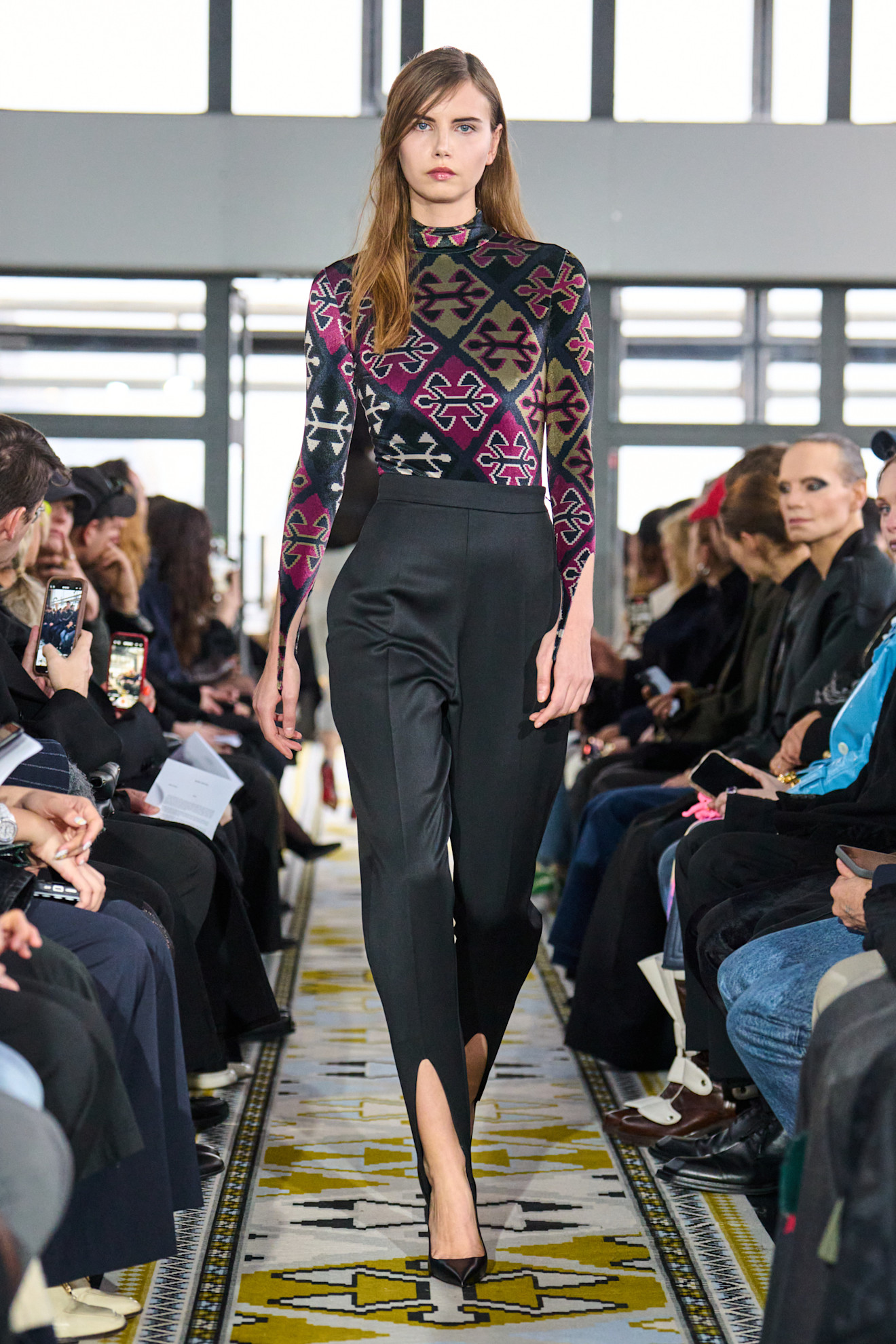 موضة التوبات المنقوشة مع الالوان