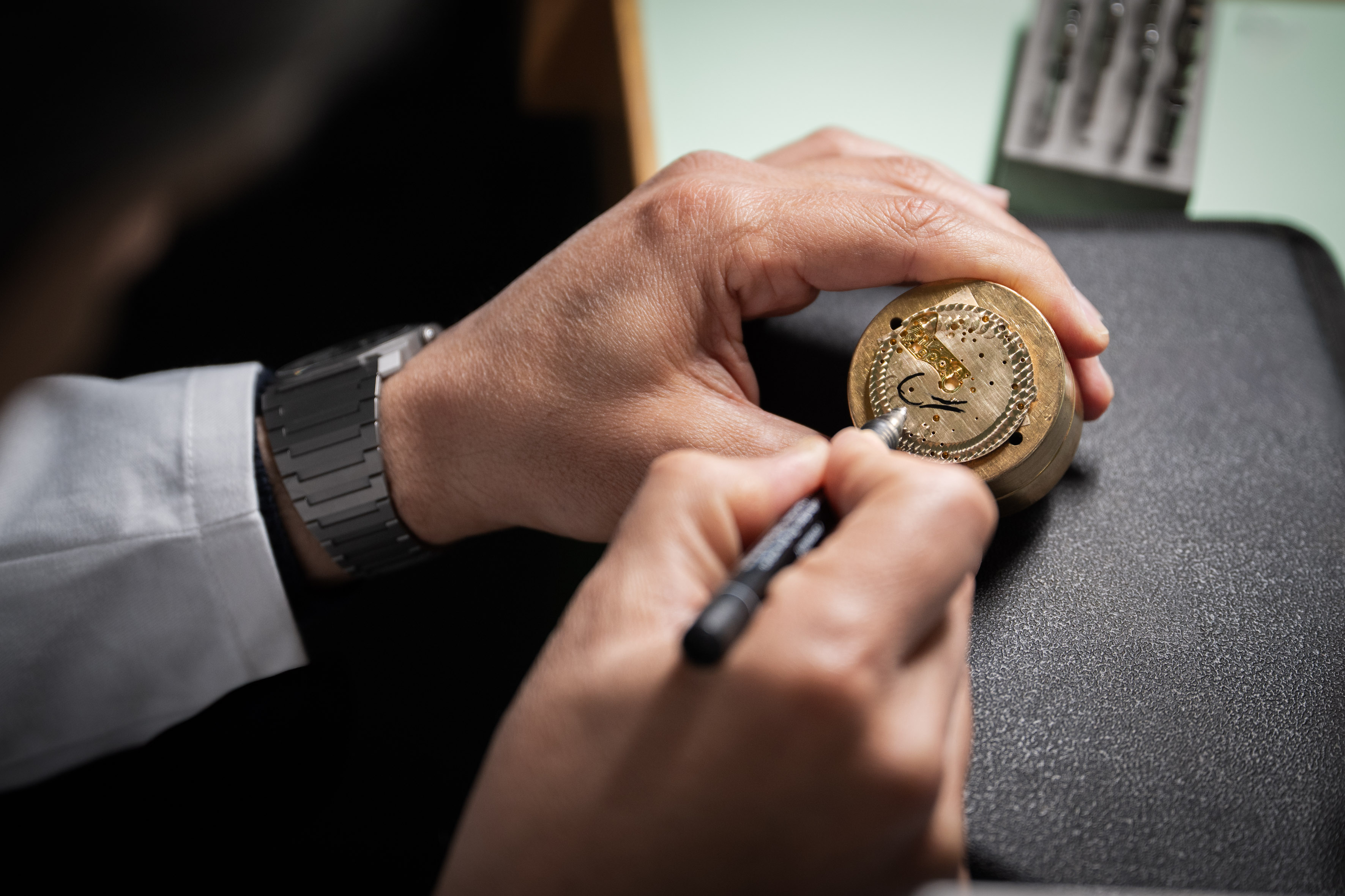 إصدار محدود من ساعة أوكتو فينيسيمو بالتعاون مع الفنان الإماراتي مطر بن لاحج