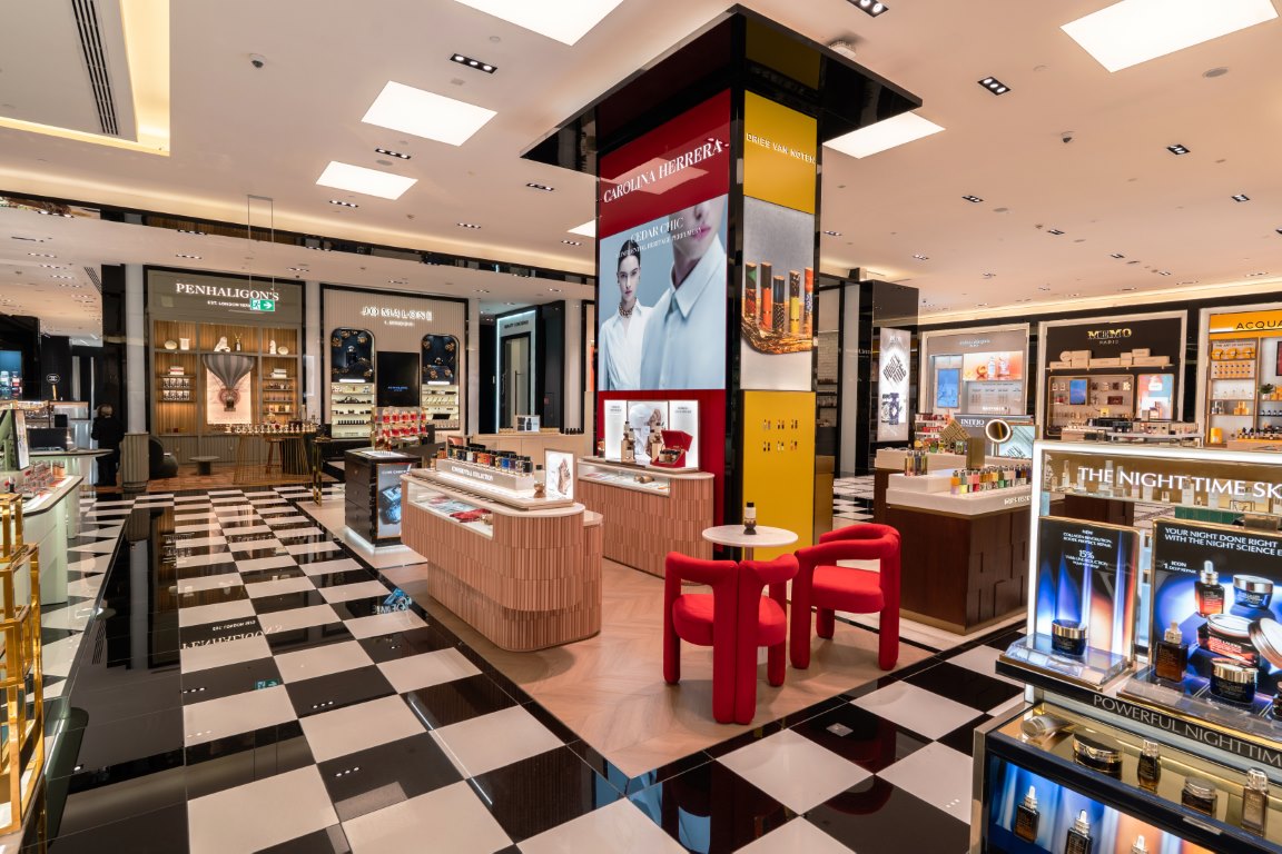 كارولينا هيريرا تكشف عن كاونترها المطوّر حديثًا في بلومينغديلز دبي مول