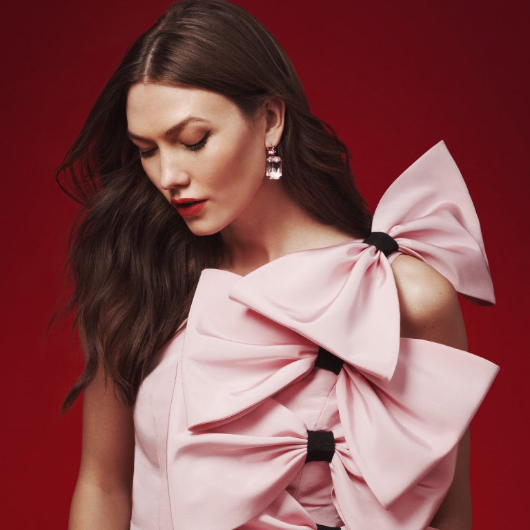 كارولينا هيريرا تحتفل بموسم Good Girl بامتياز مع إصدارات Bowtastic الخاصة