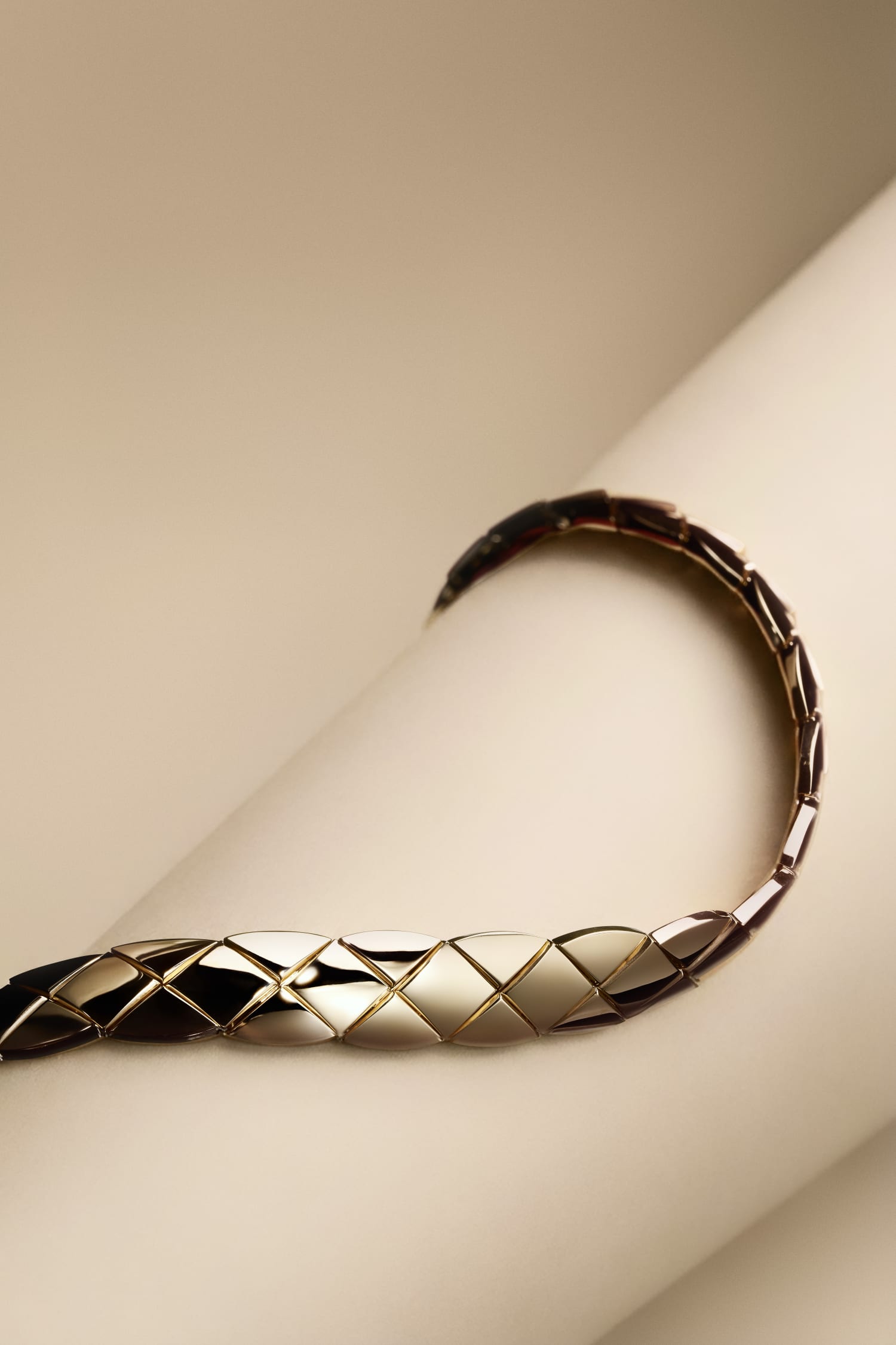 COCO CRUSH supple choker, quilted motif, in 18K BEIGE GOLD.