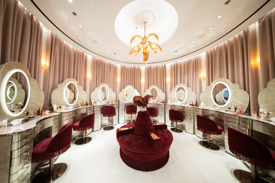 Charlotte Tilbury تطلق خدمات تجميل مجانية في الشرق الأوسط