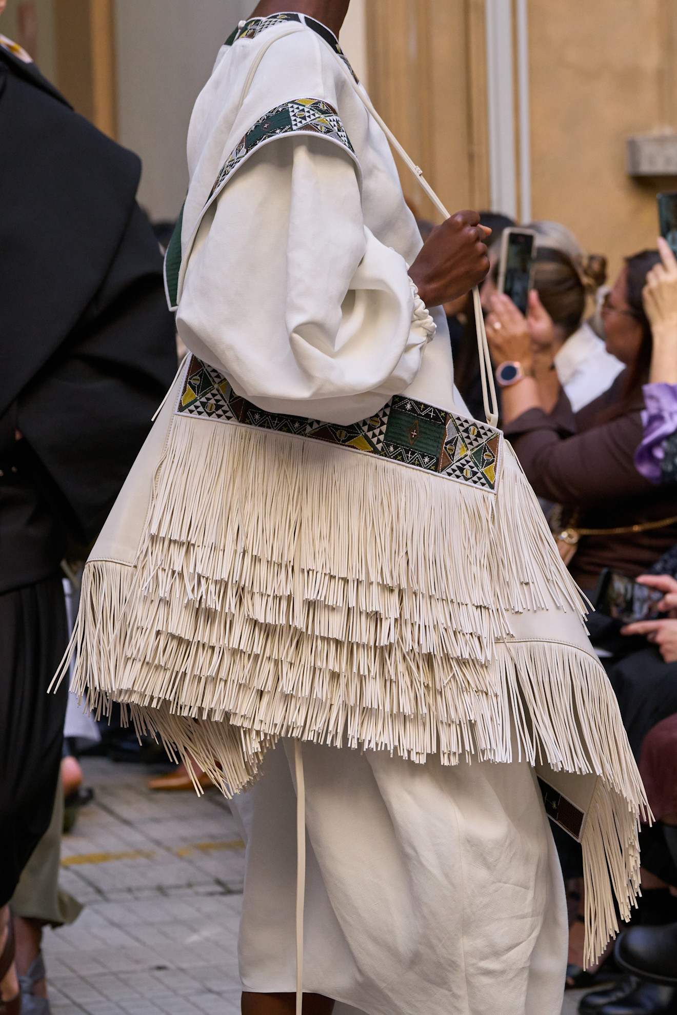 Calcaterra حقيبة الشراشيب المميزة لإطلالة صيف 2026