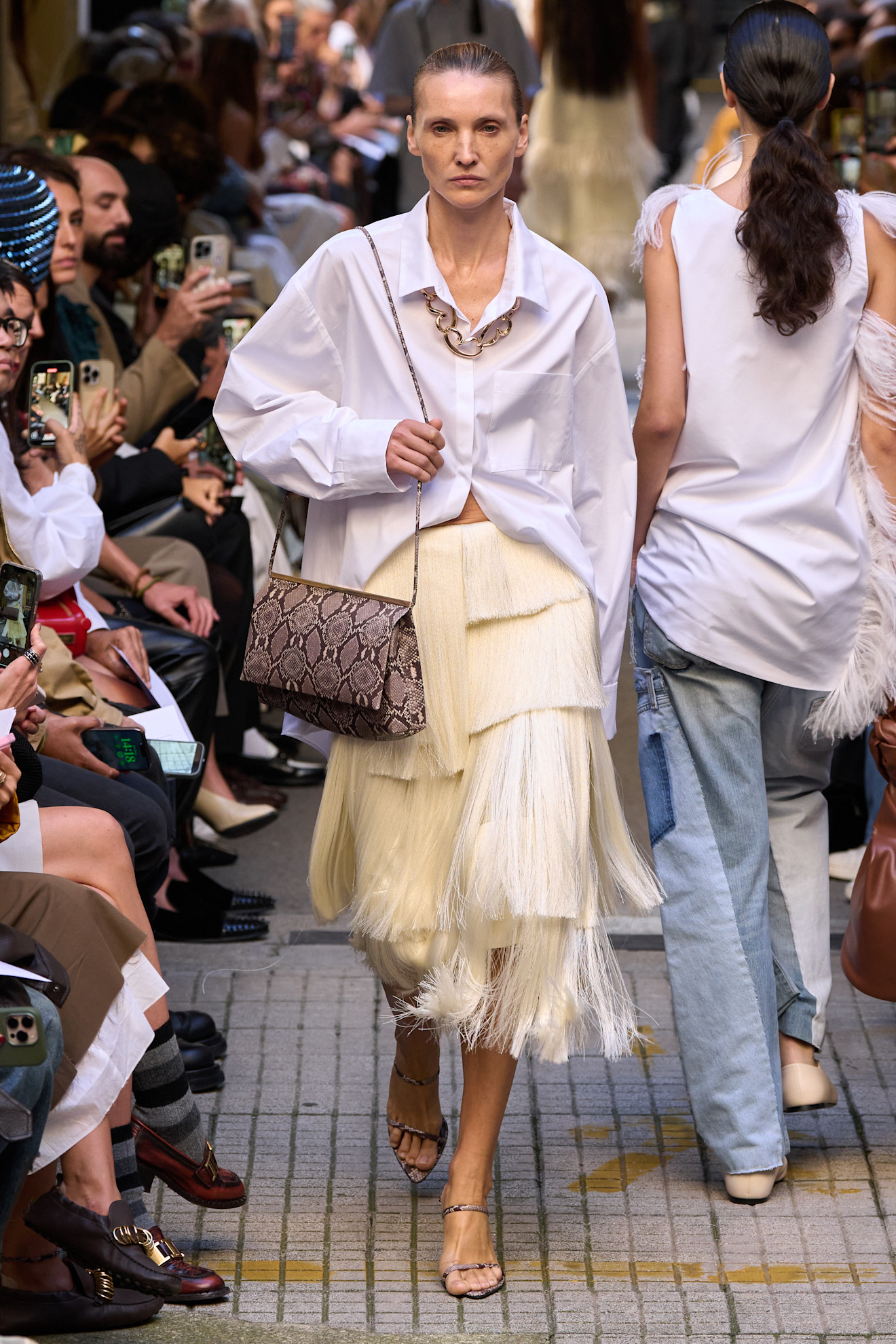 موضة الشراريب الهندسية مع التنورة الحيوية