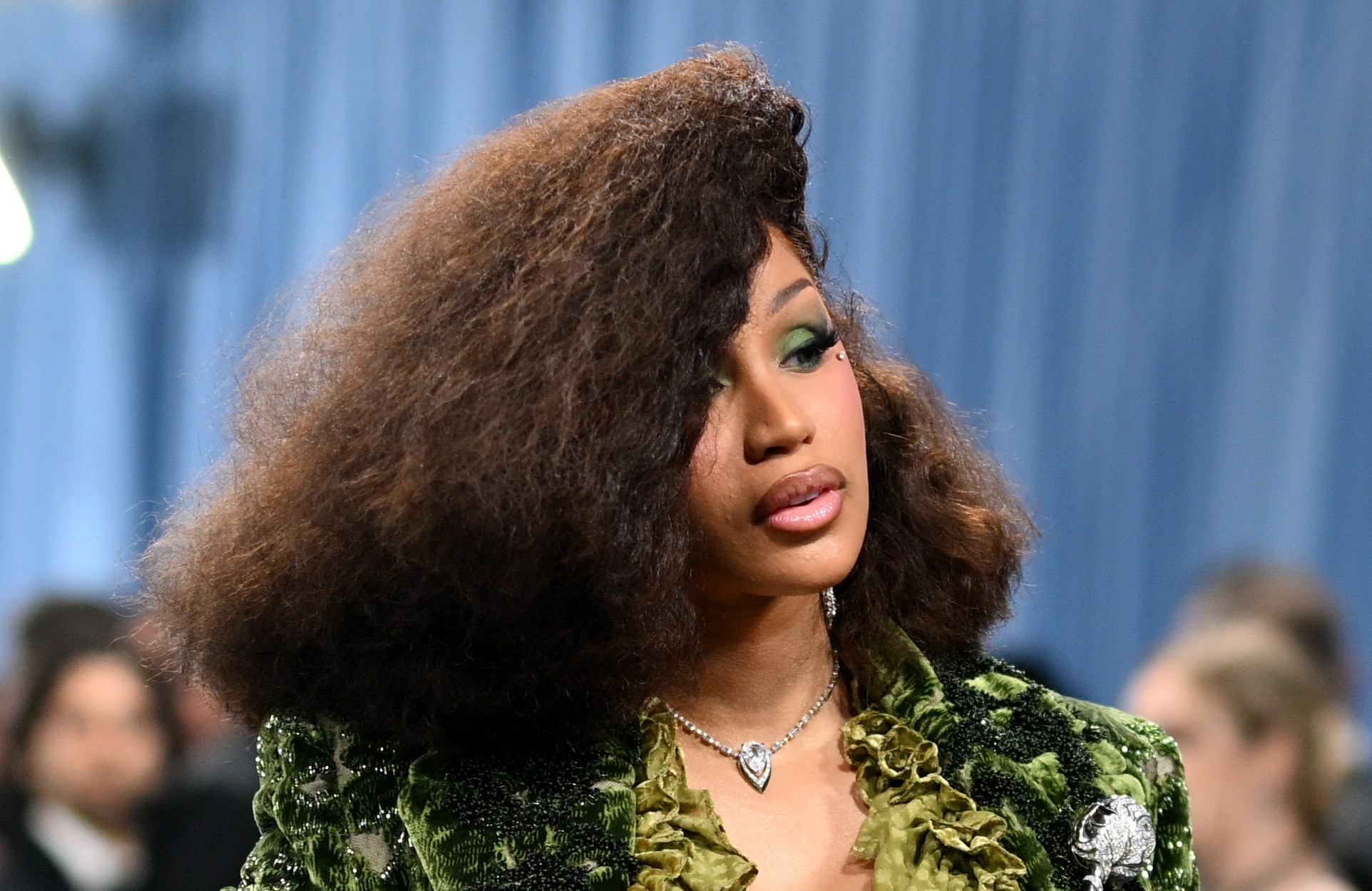 إطلالة Cardi B بالشعر الكاري المنفوش