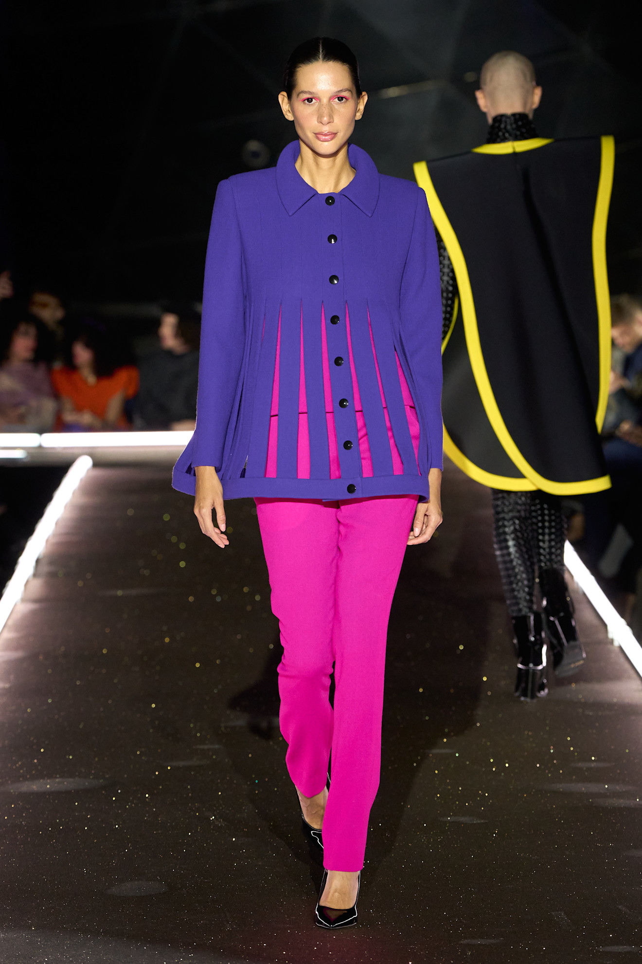 Cardinدمج اللونين الأزرق زالزهري معاً في إطلالة من