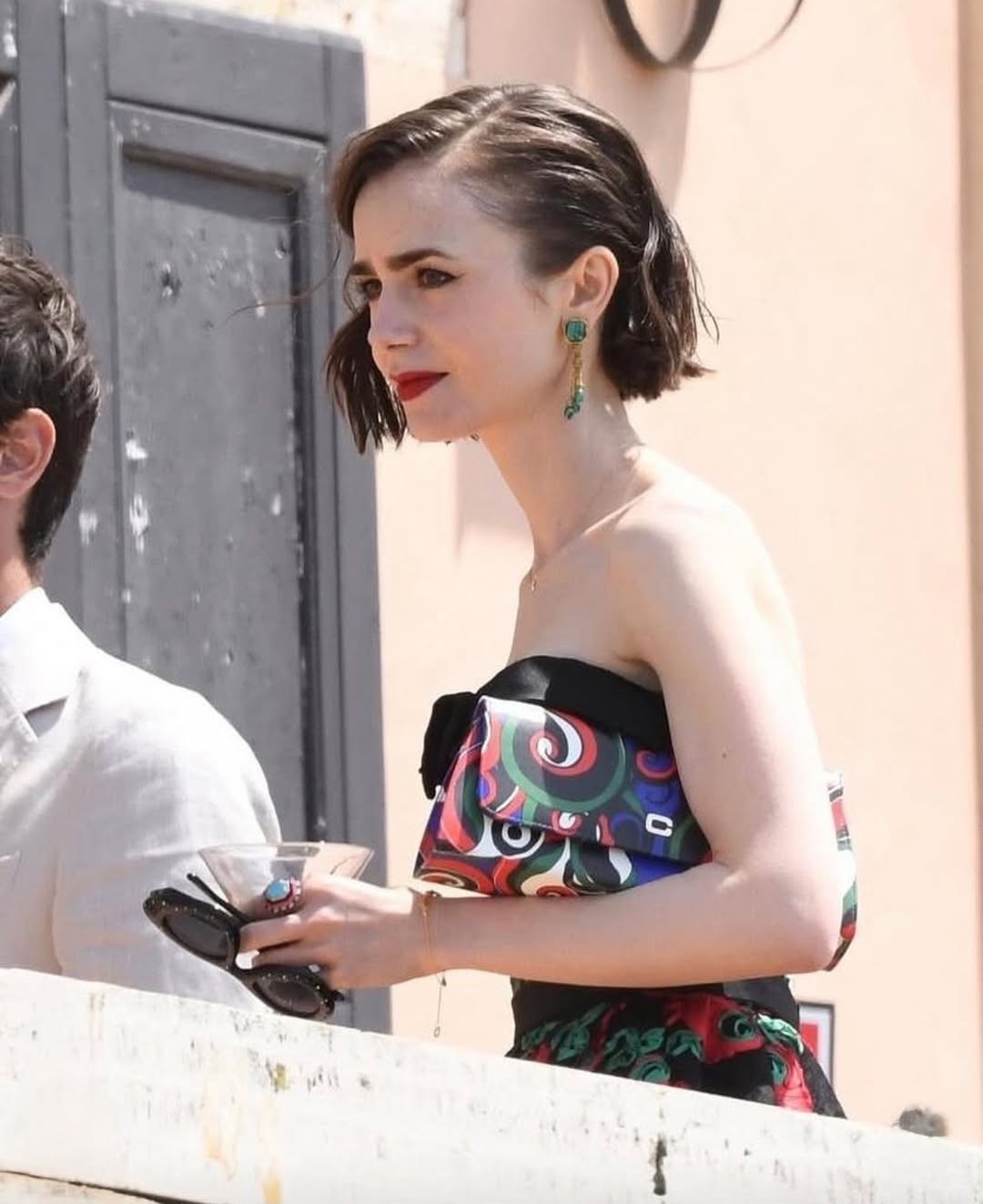 Carel Paris ليلي كولينز تحمل حقيبة الملونة