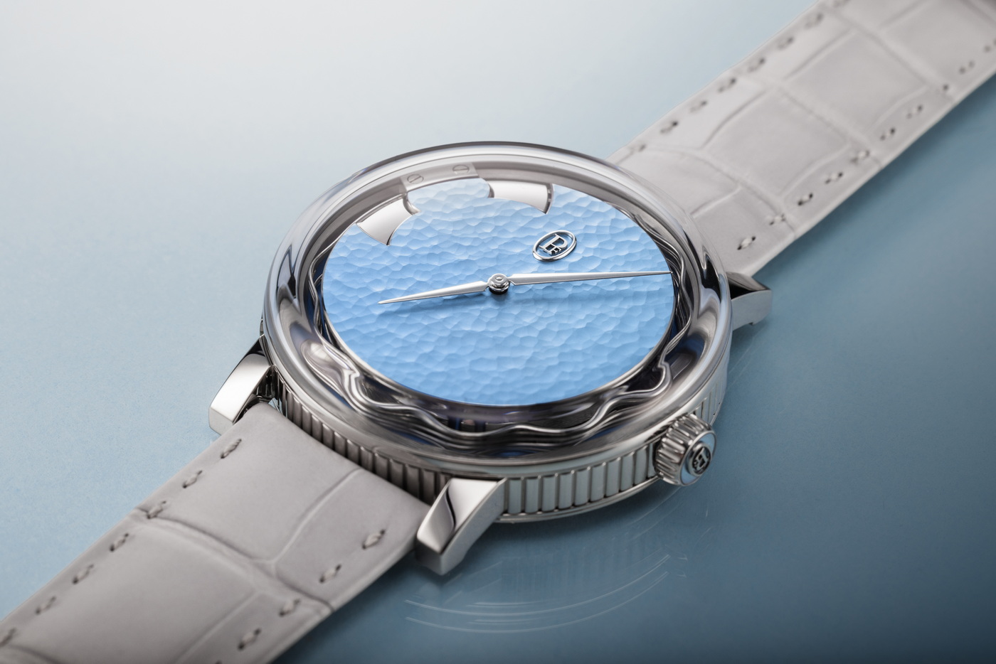 Carillon Tourbillon : من البرج إلى المعصم: حميمية الزمن المسموع