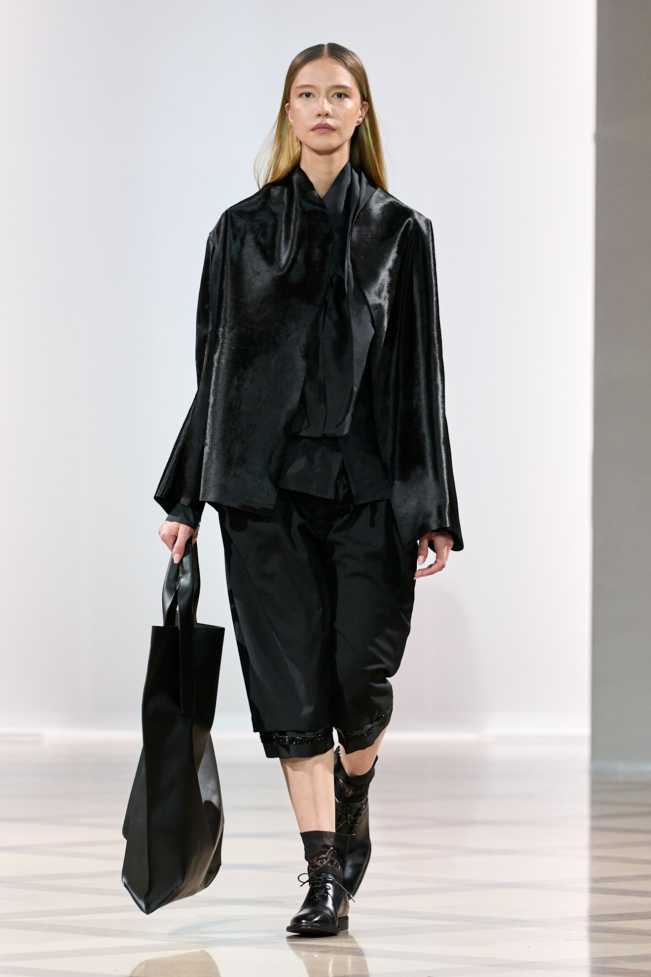 موضة البرمودا الفضفاض باللون الاسود