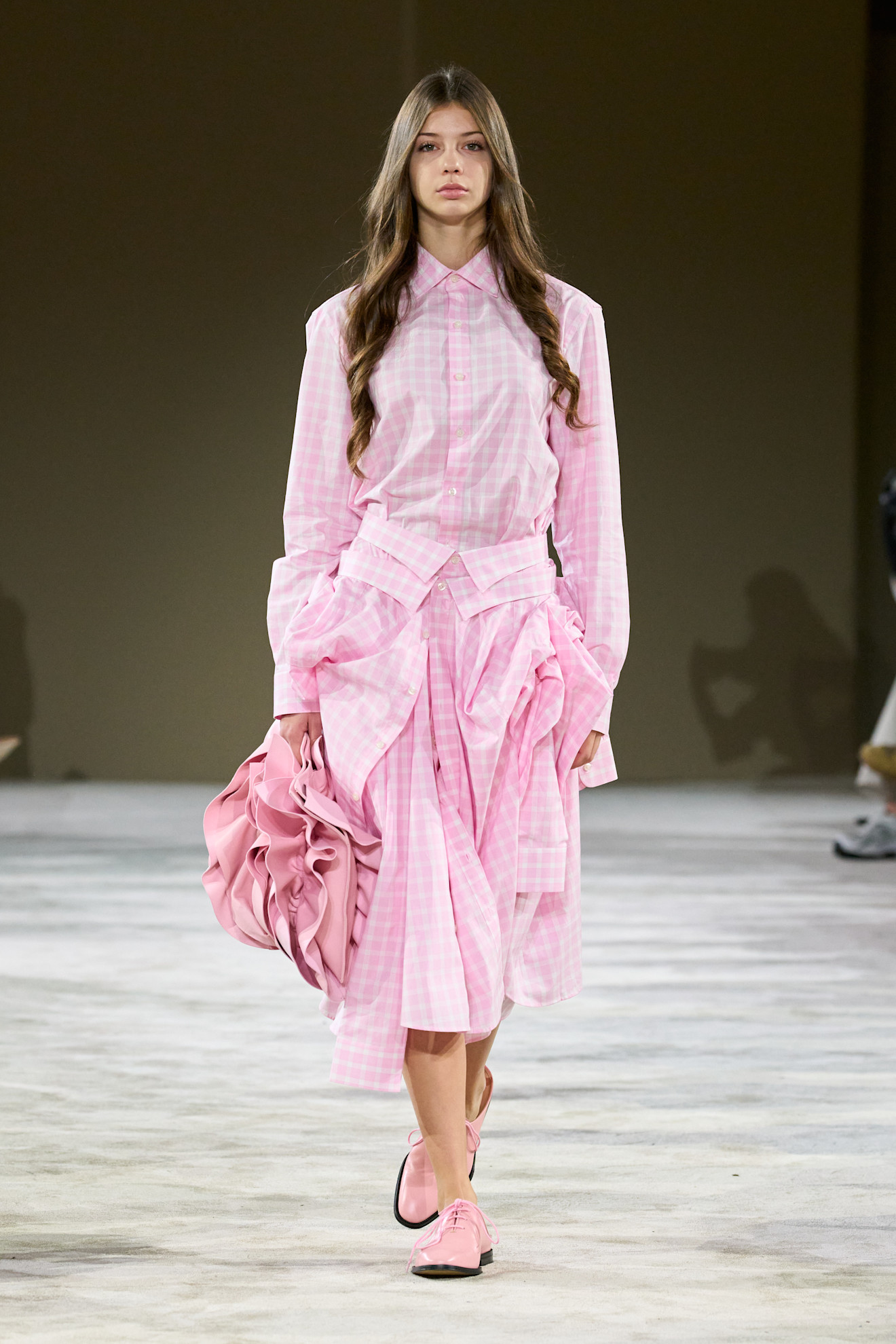 موضة القميص الكارو الزهري