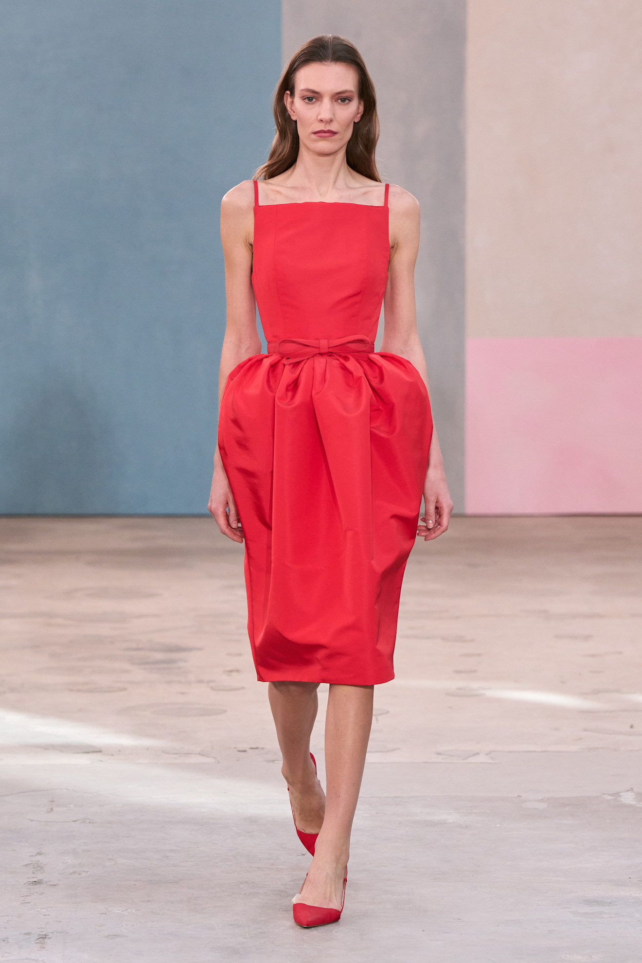 Carolina Herrera الأحمر في إطلالة مميزة من
