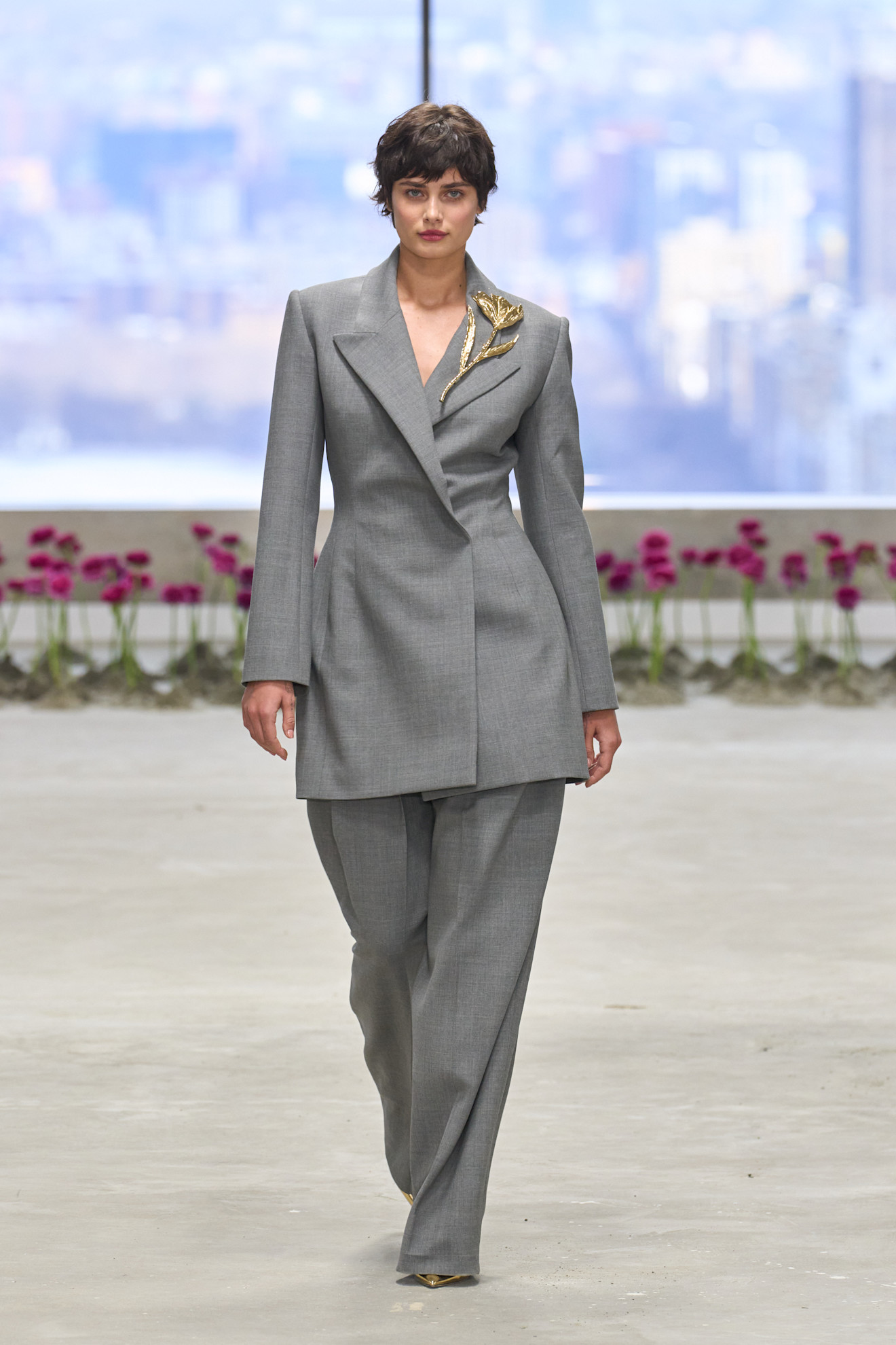 Carolina Herrera البدلة الرمادية خيار كلاسيكي في الخريف من