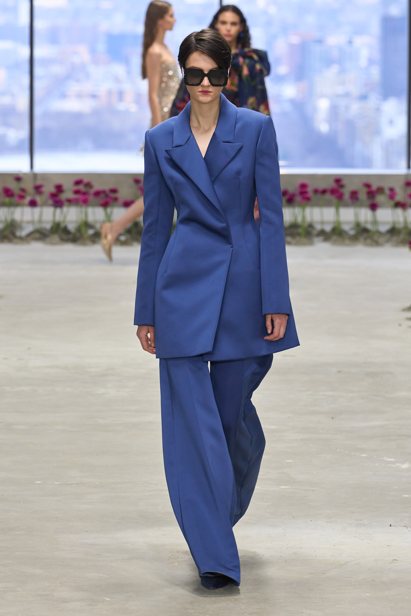 Carolina Herrera البليزر الطويلة في اختياراتك لأطقم الملابس الرسمية من