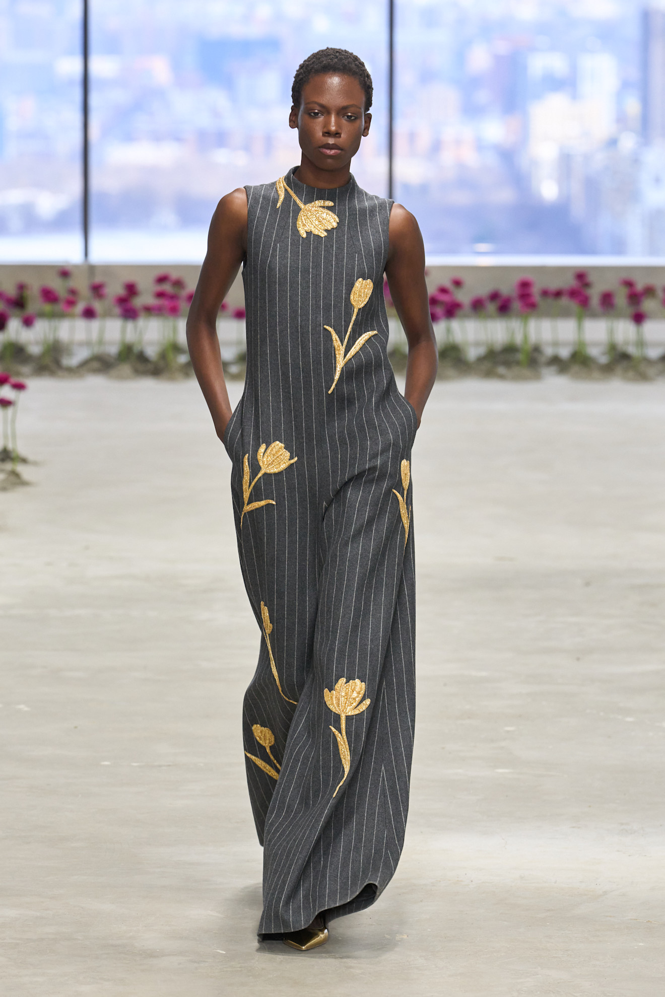 Carolina Herrera جمبسوت مزين بالورود