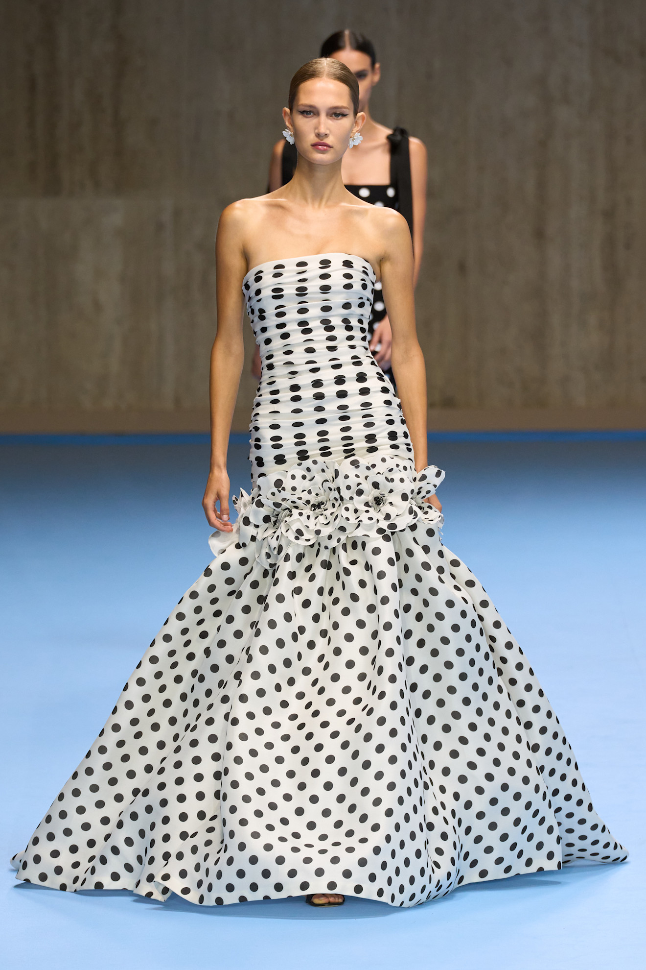 Carolina Herrera فستان ضيق بقصة السيرين من