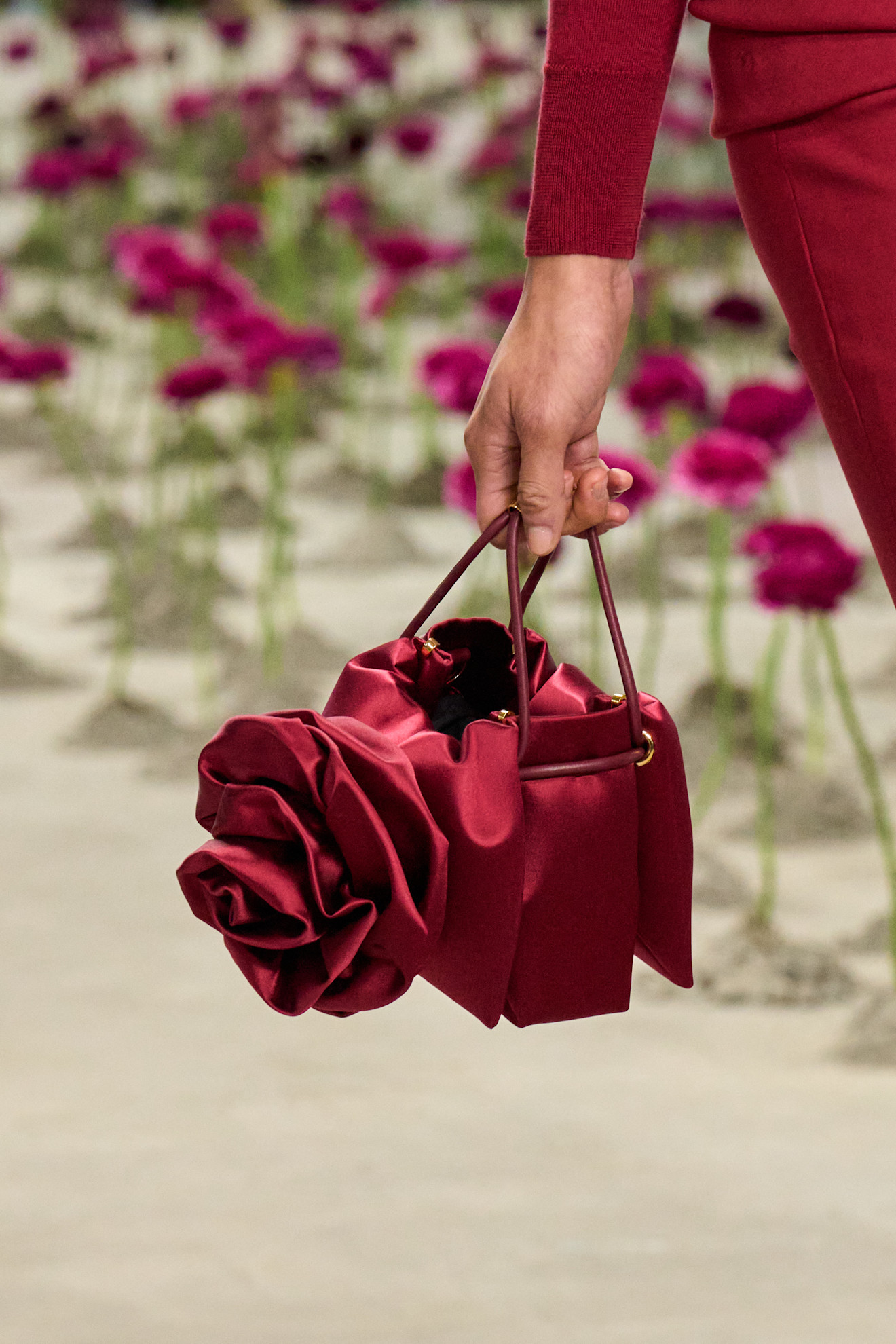 Carolina Herrera لون مميز لحقيبة الساتان من