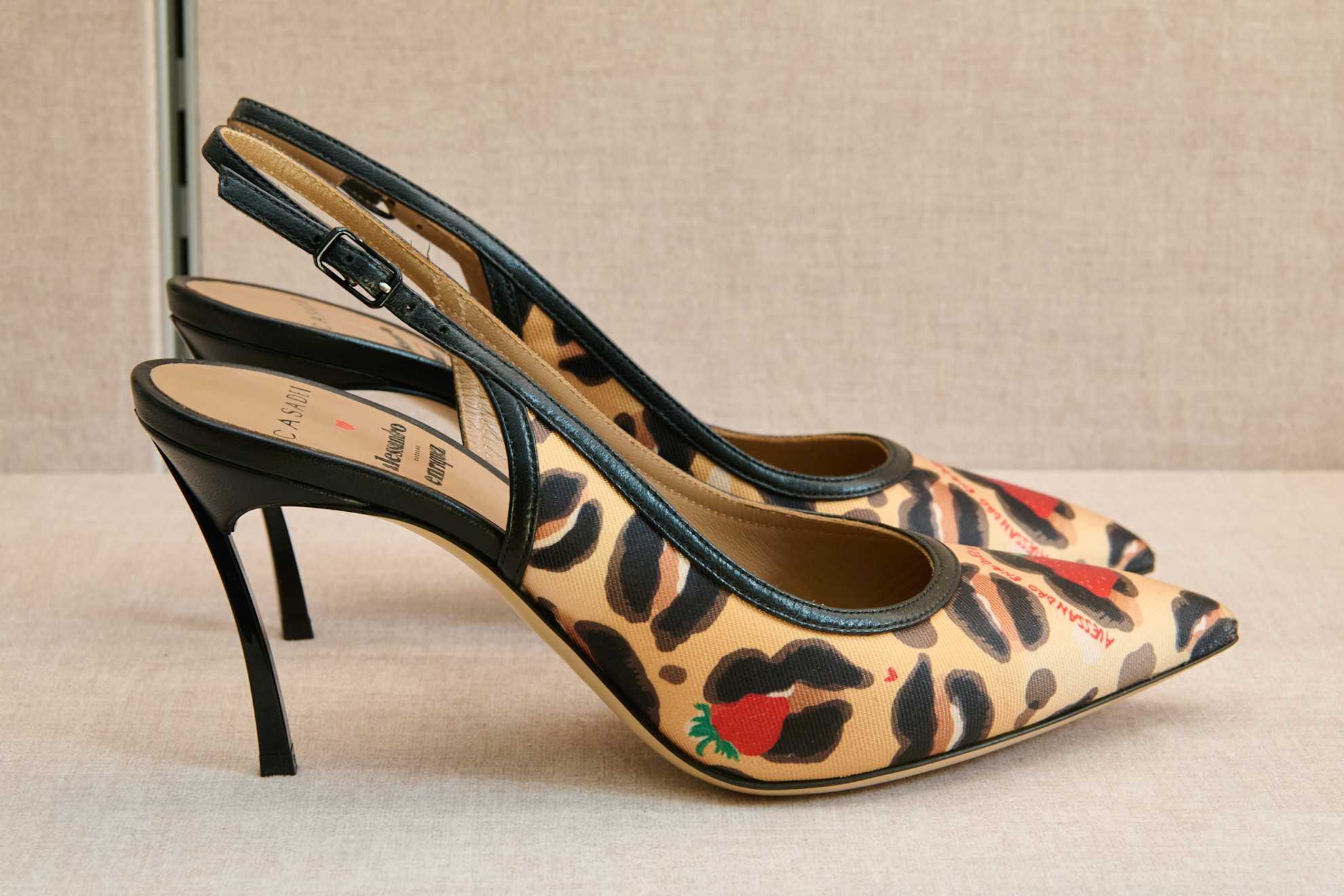 Casadei نقشات تميز إطلالتك بالأحمر من